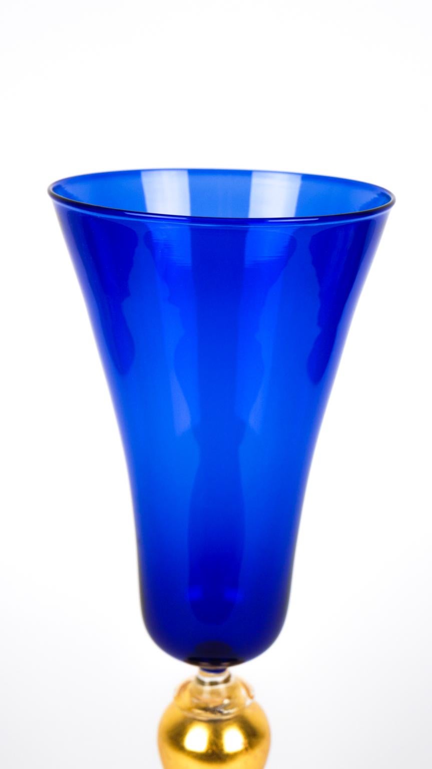 Verre brun Ensemble de deux gobelets en verre de Murano vénitien bleu et or, de style moderne du milieu du siècle dernier, 1992 en vente
