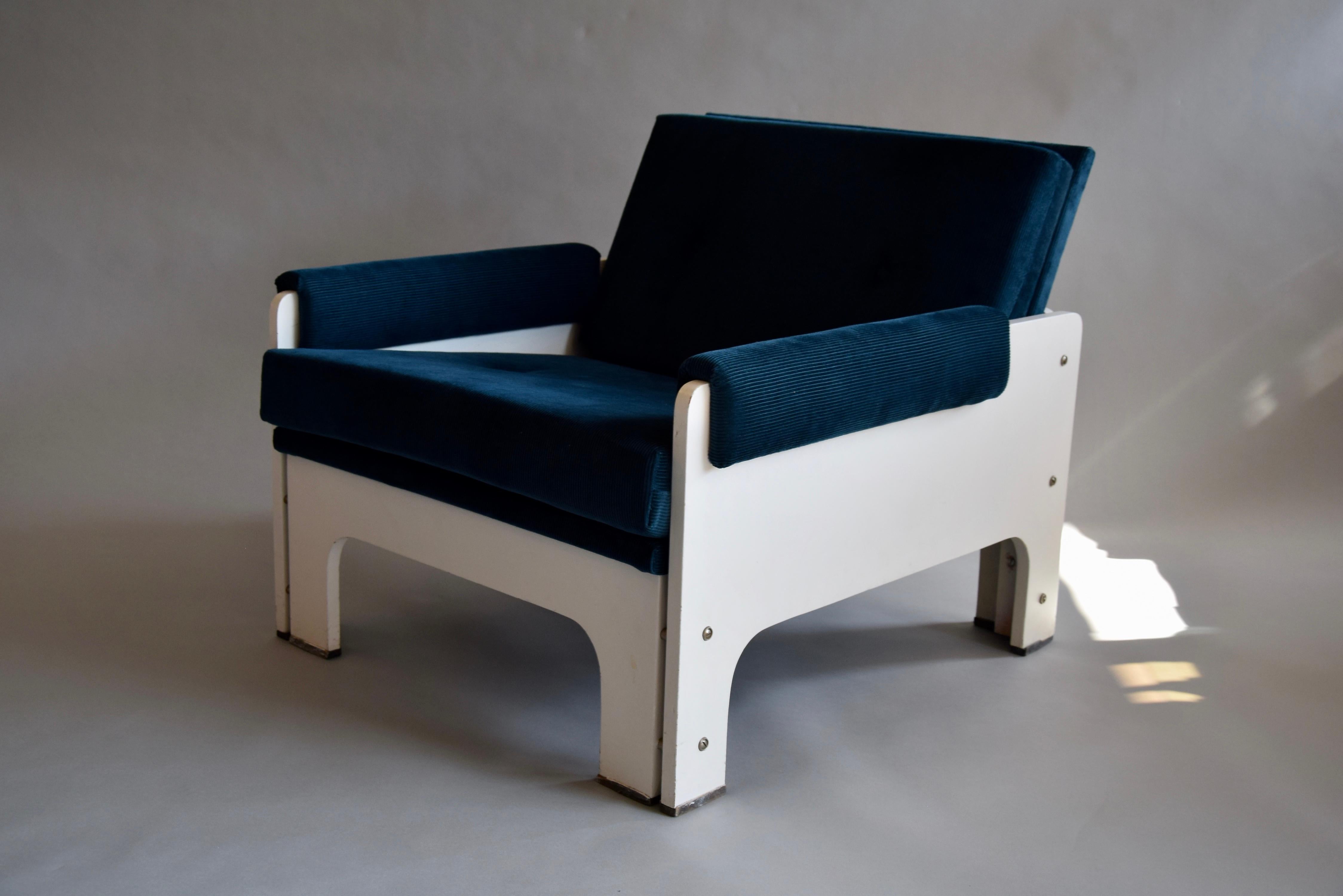 Stylish blue and white reupholstered Mid-Century Modern lounge chair designed by Martin Visser for Spectrum in the Netherlands.
Martin Visser was one of the leading Dutch designers of the mid-century together with Cees Braakman, Gijs Van Der Sluis,
