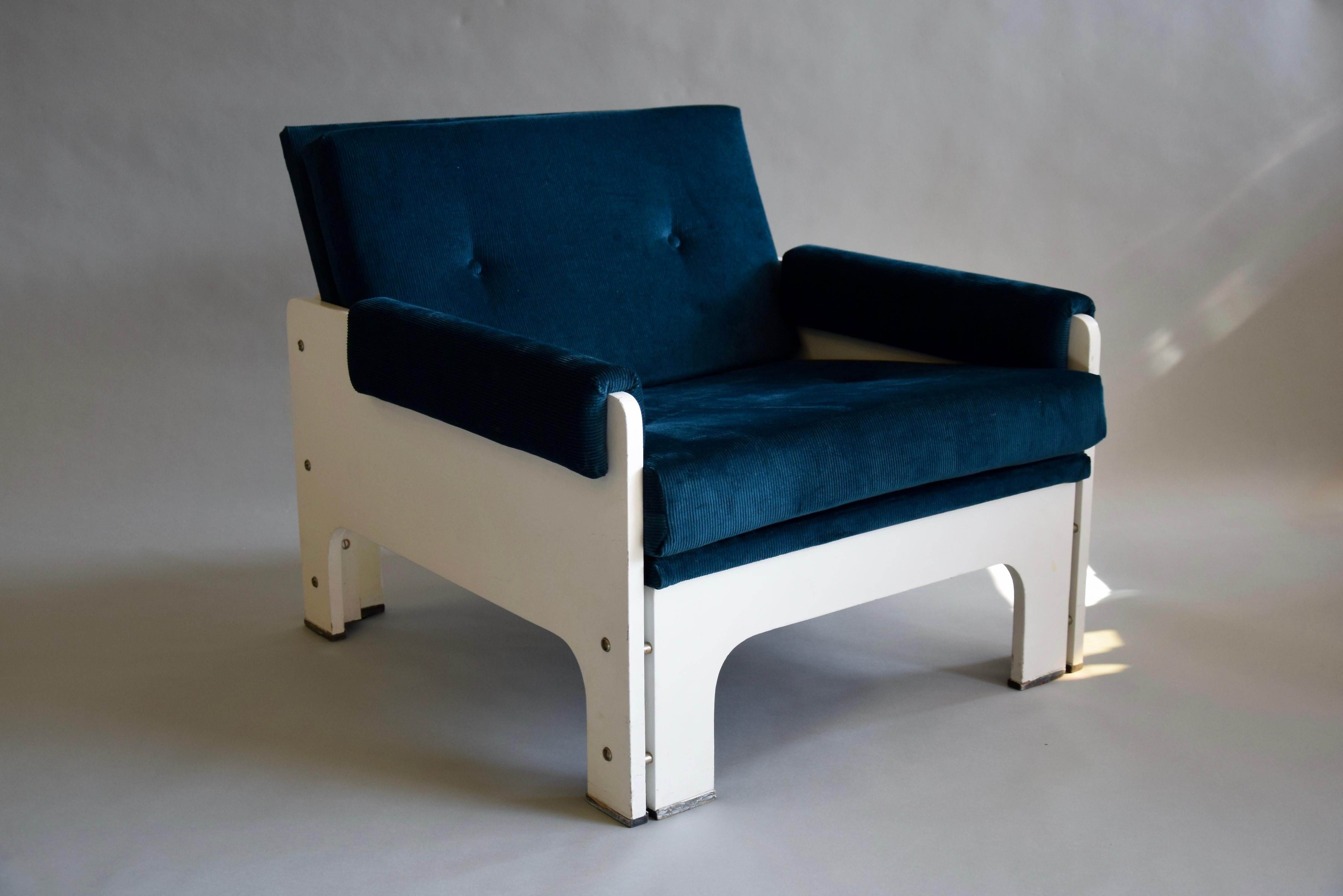 Mid-Century Modern Blue and White Lounge Chair In Good Condition For Sale In Weesp, NL