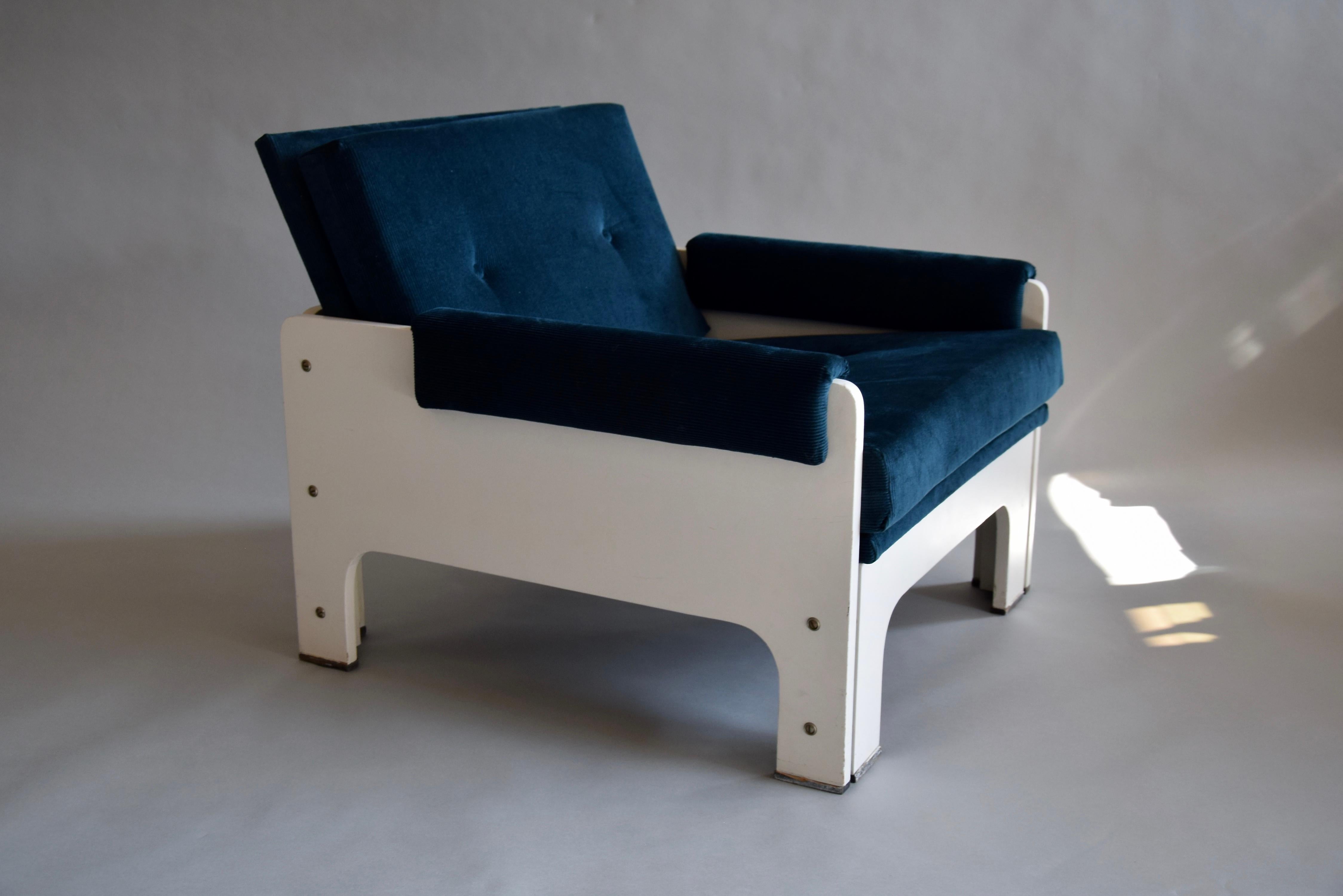 Mid-20th Century Mid-Century Modern Blue and White Lounge Chair For Sale