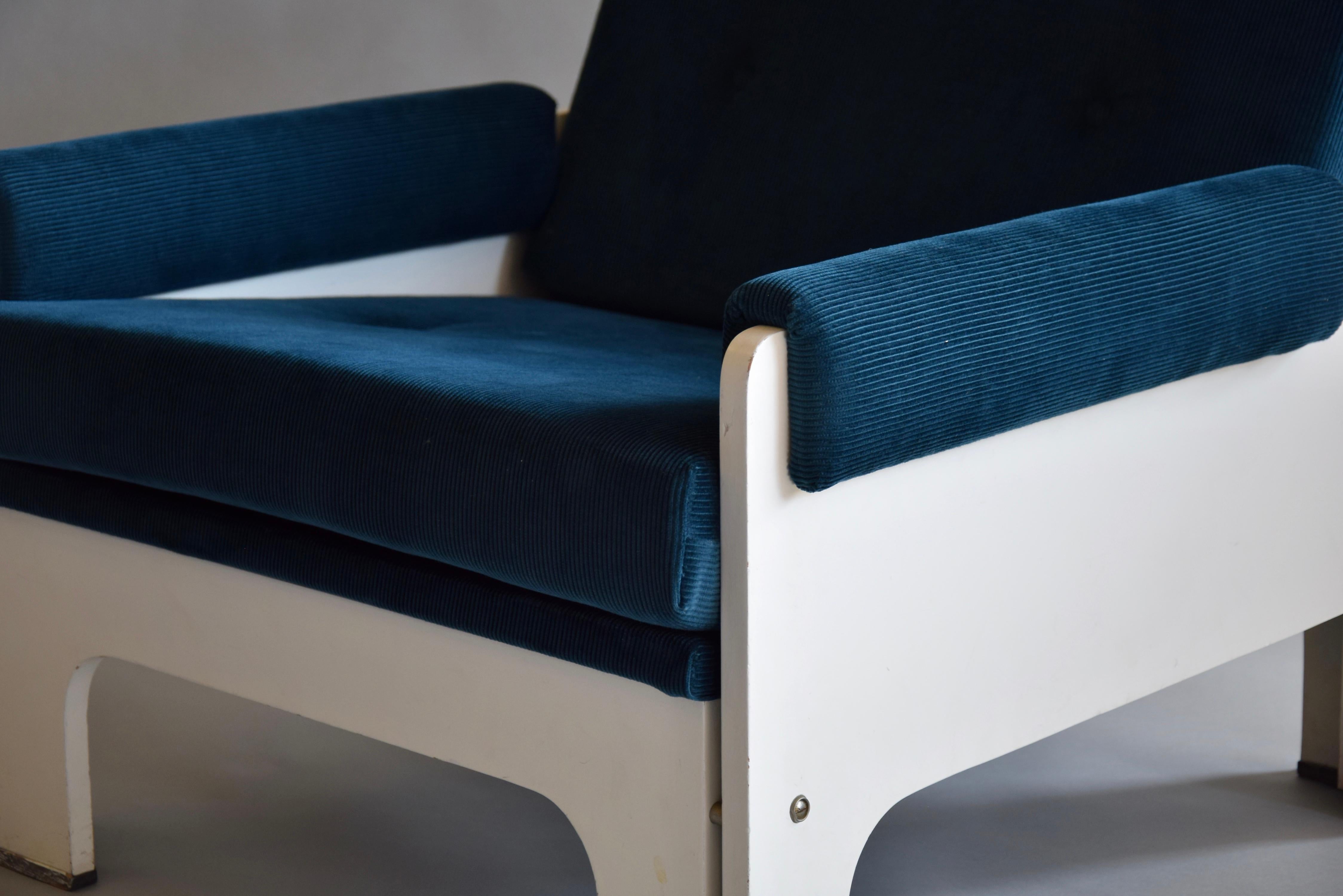 Upholstery Mid-Century Modern Blue and White Lounge Chair For Sale