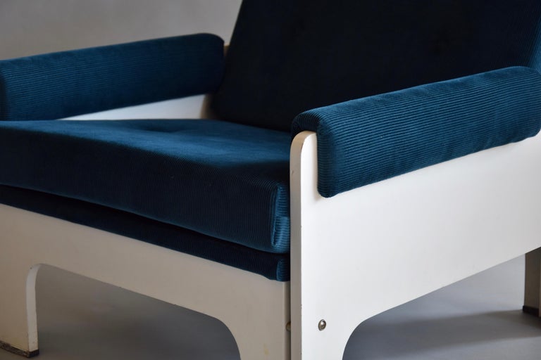 Mid-Century Modern Blue and White Lounge Chair For Sale at 1stDibs