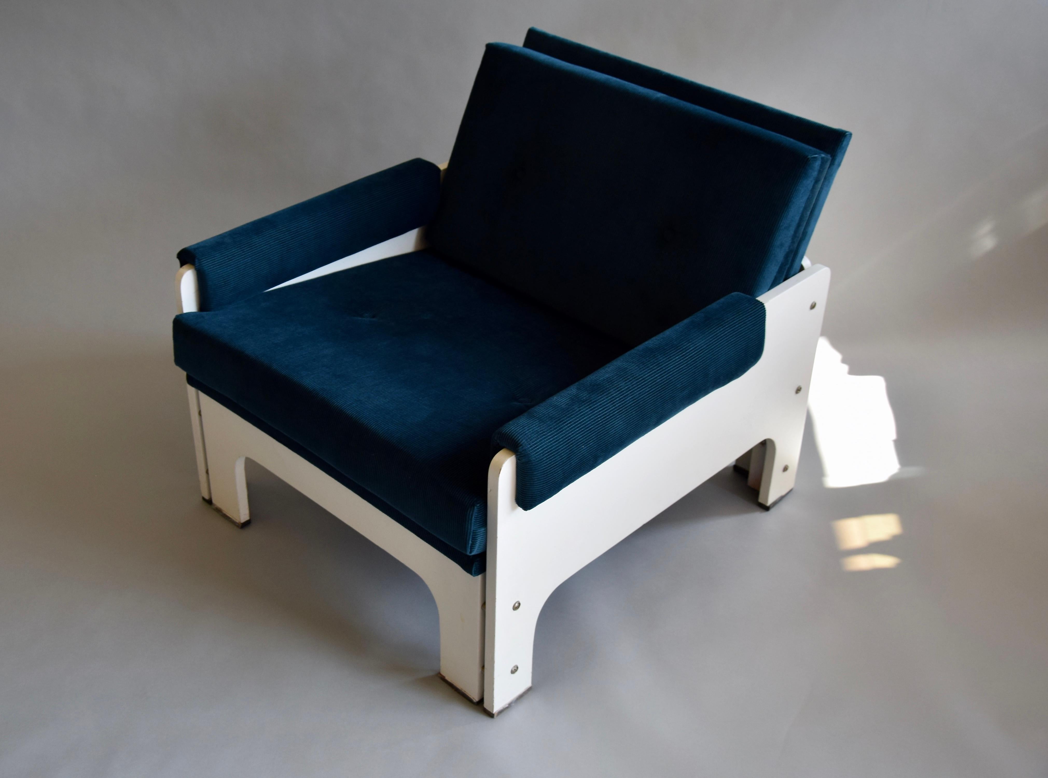 Fauteuil de salon bleu et blanc moderne du milieu du siècle dernier en vente 2