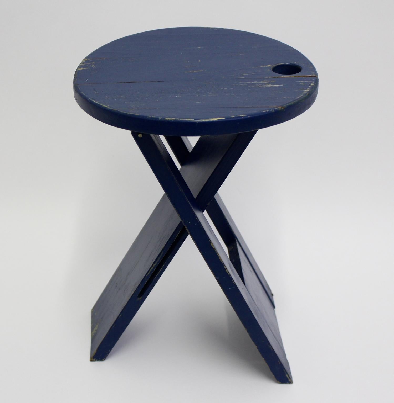 El taburete TS fue diseñado por Roger Tallon en Francia hacia 1970.
También este taburete de madera de haya lacada en azul muestra una función plegable.
El estado de conservación es bueno, con signos de antigüedad y uso.
Medidas