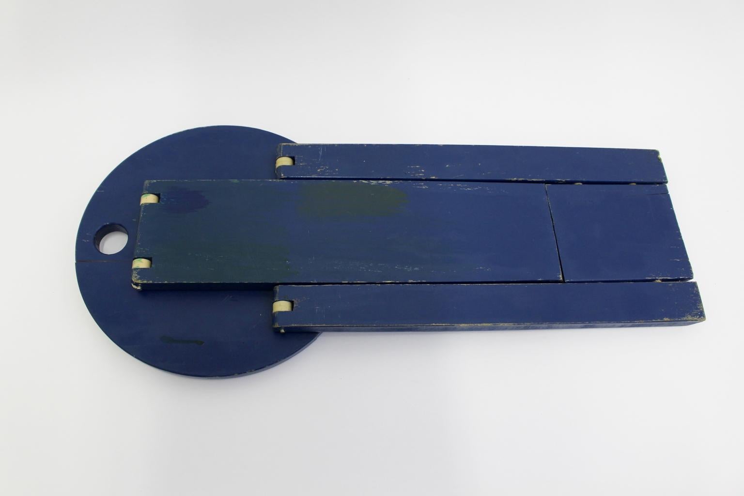 Moderner klappbarer Vintage-Hocker aus blauer Buche TS Roger Tallon, Mid-Century Modern, 1970er Jahre, Frankreich im Zustand „Relativ gut“ im Angebot in Vienna, AT