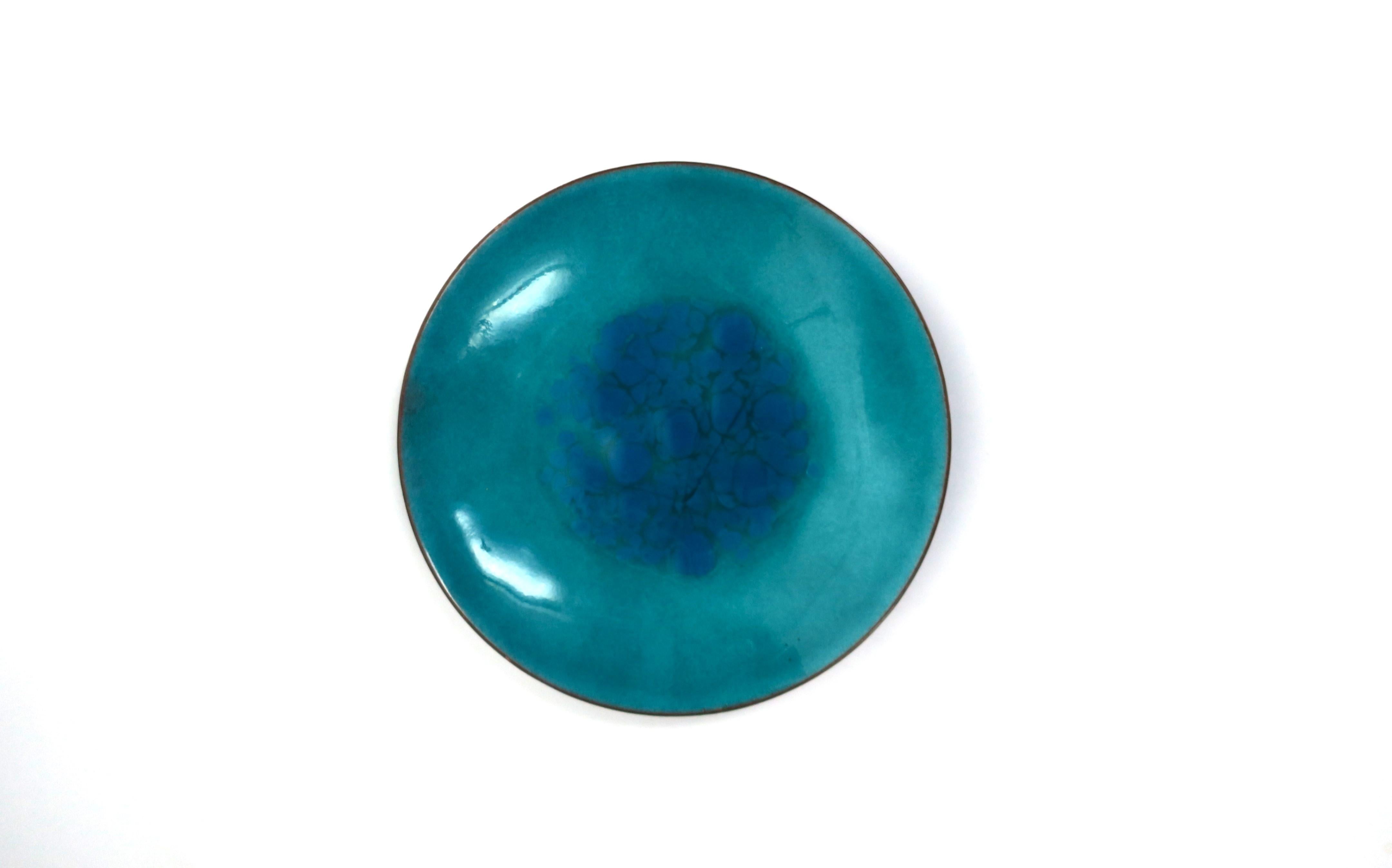 A beautiful and well-made round blue enamel dish catchall vide-poche, Midcentury Modern period, circa 1960s, mid-20th century. A great standalone piece or as a catchall for change/coins, jewelry, or other small items, perhaps on a desk, vanity,