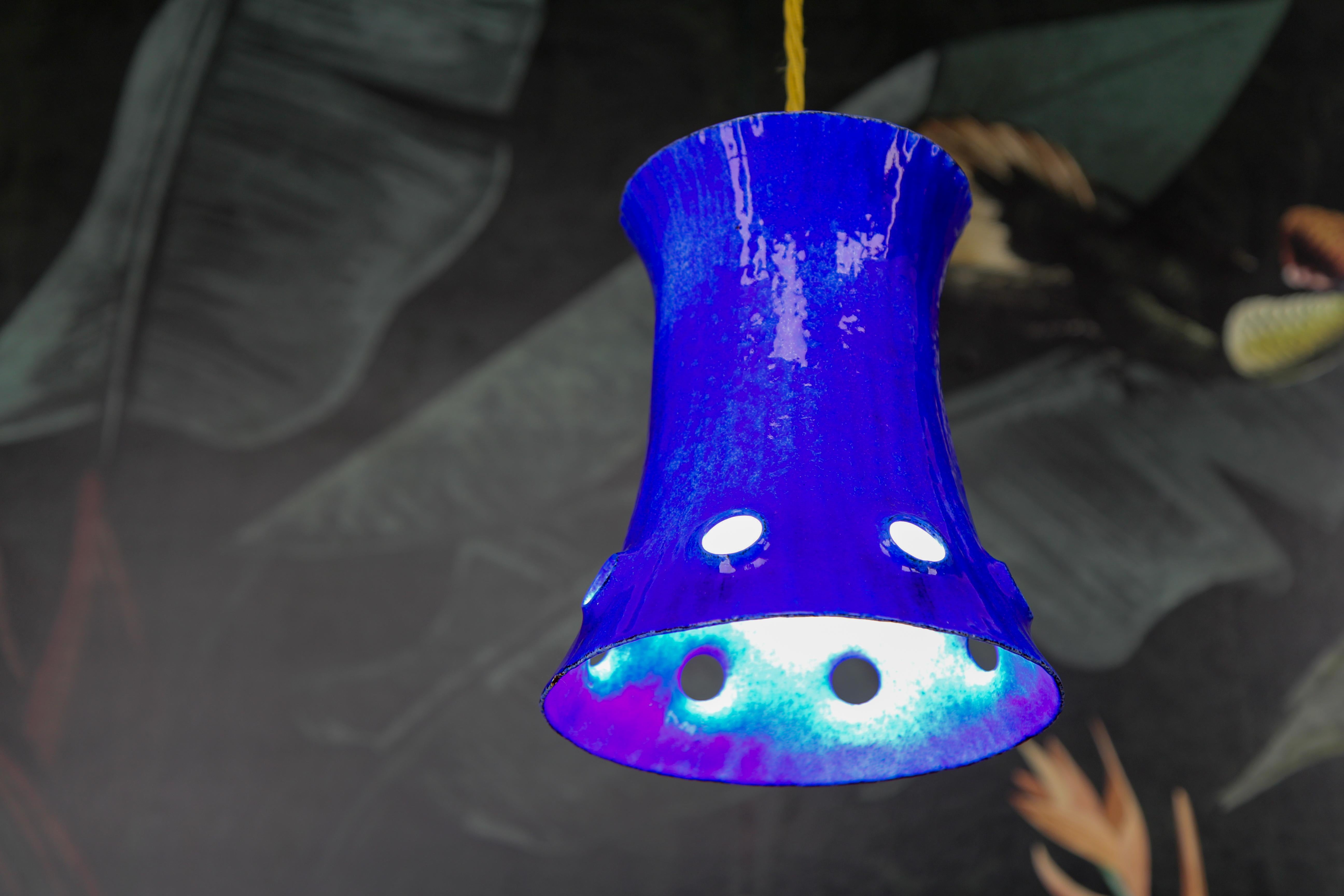 Lampe à suspension moderne du milieu du siècle dernier, en fer émaillé bleu en vente 2