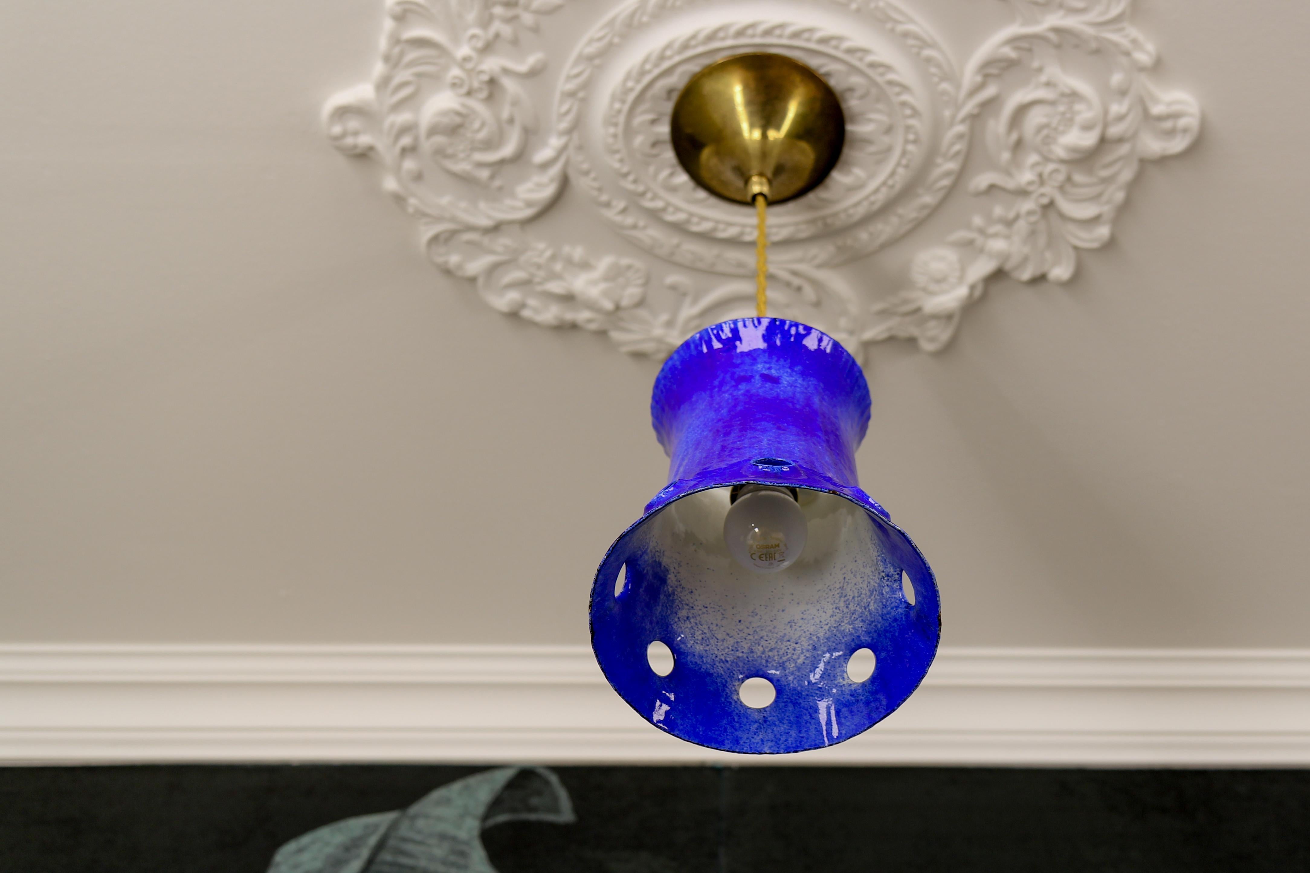 Lampe à suspension moderne du milieu du siècle dernier, en fer émaillé bleu en vente 3