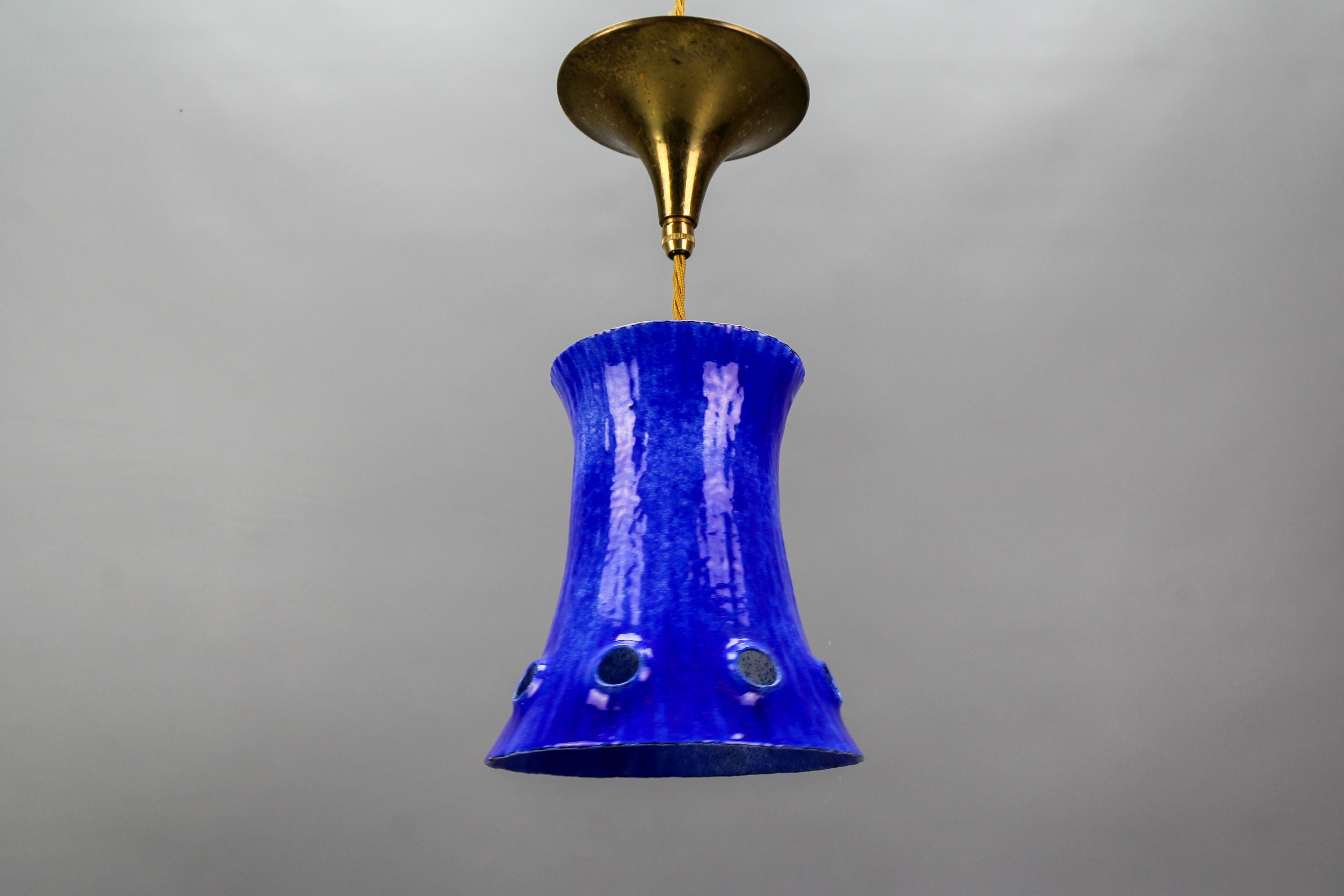 Lampe à suspension moderne du milieu du siècle dernier, en fer émaillé bleu en vente 8