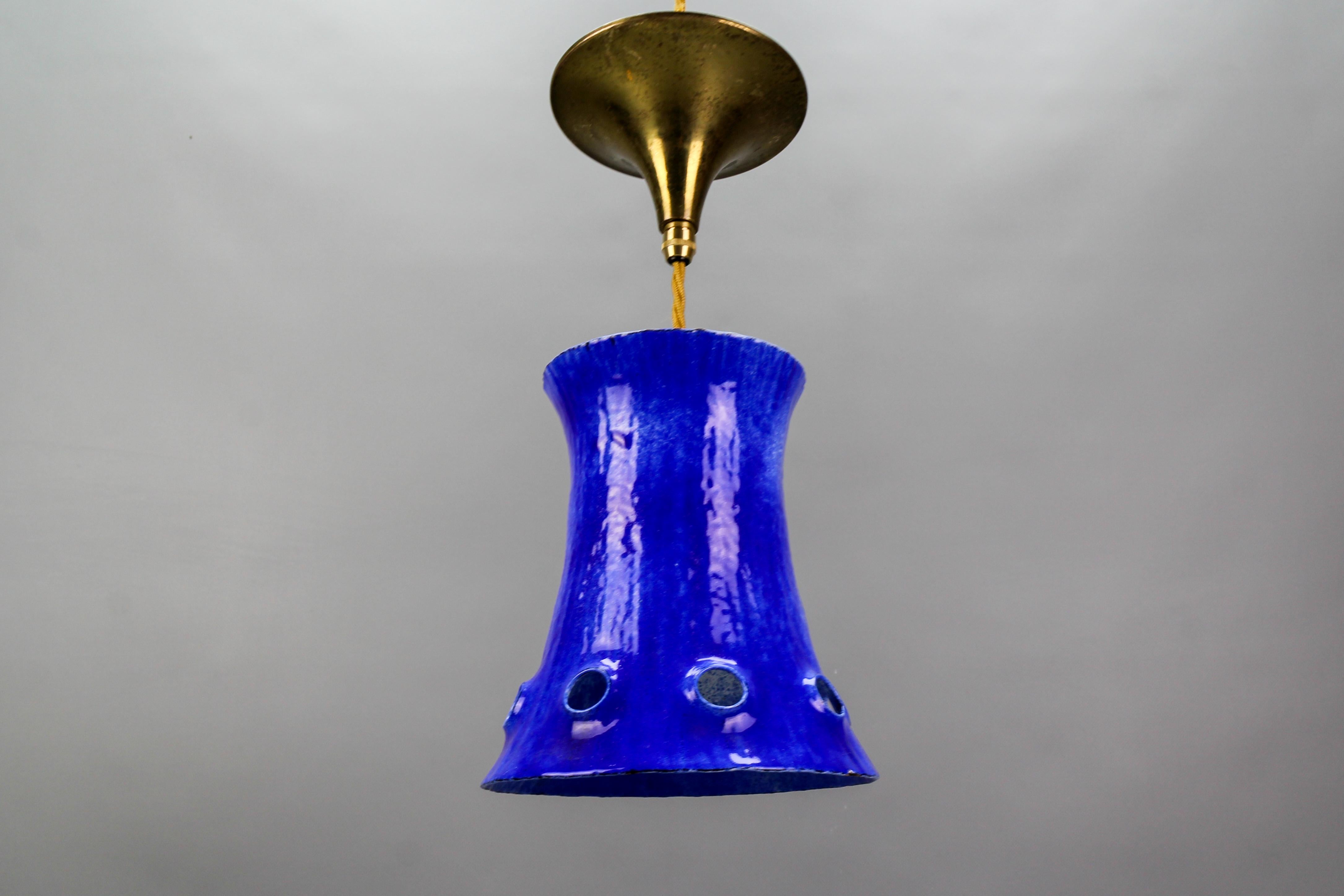 Suspension en fer émaillé bleu de style moderne du milieu du siècle dernier, datant des années 1960.
Cette magnifique lampe suspendue présente un abat-jour en fer émaillé en forme de cloche, avec un émail bleu à l'extérieur et blanc et bleu à