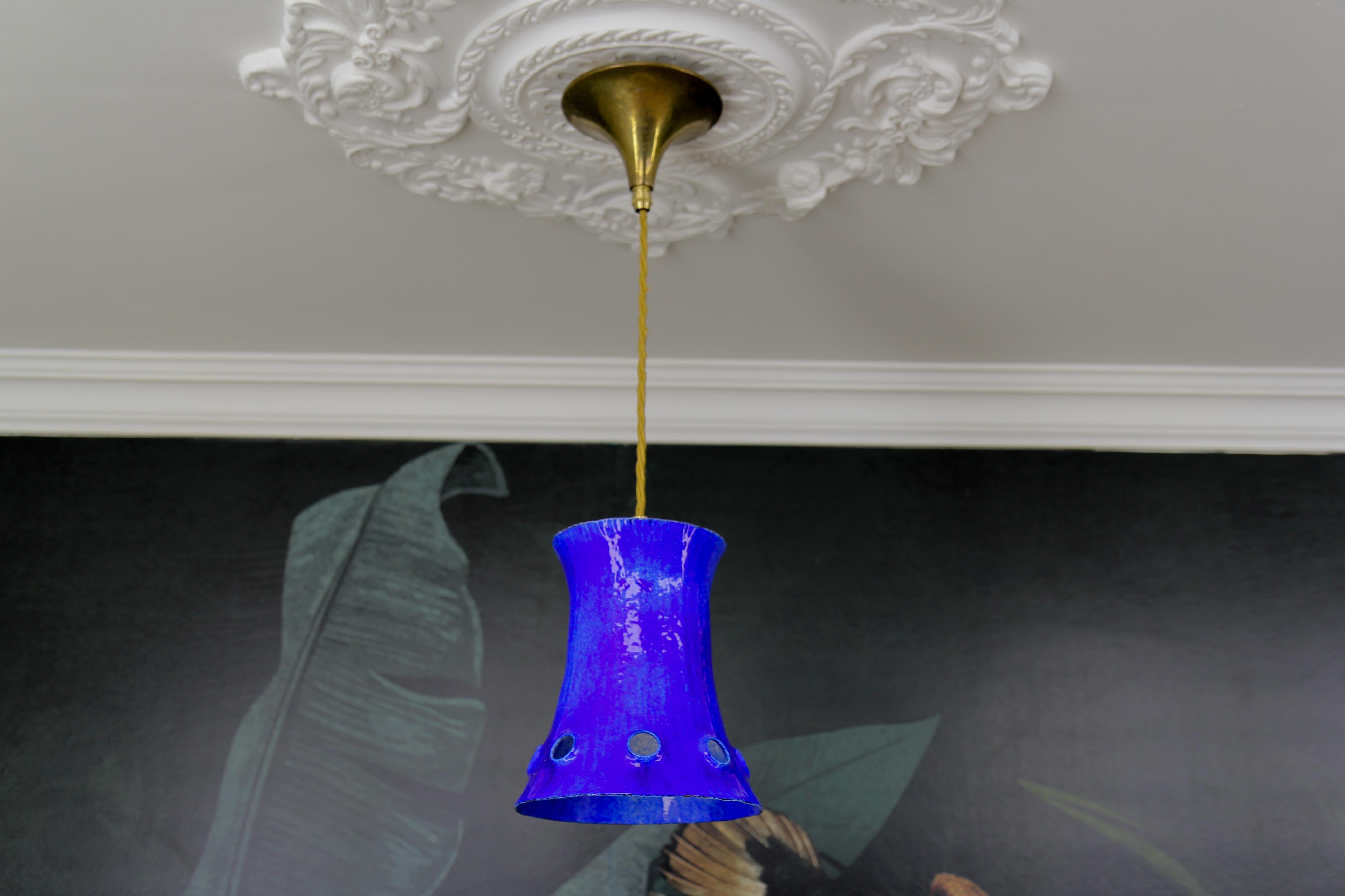 Milieu du XXe siècle Lampe à suspension moderne du milieu du siècle dernier, en fer émaillé bleu en vente