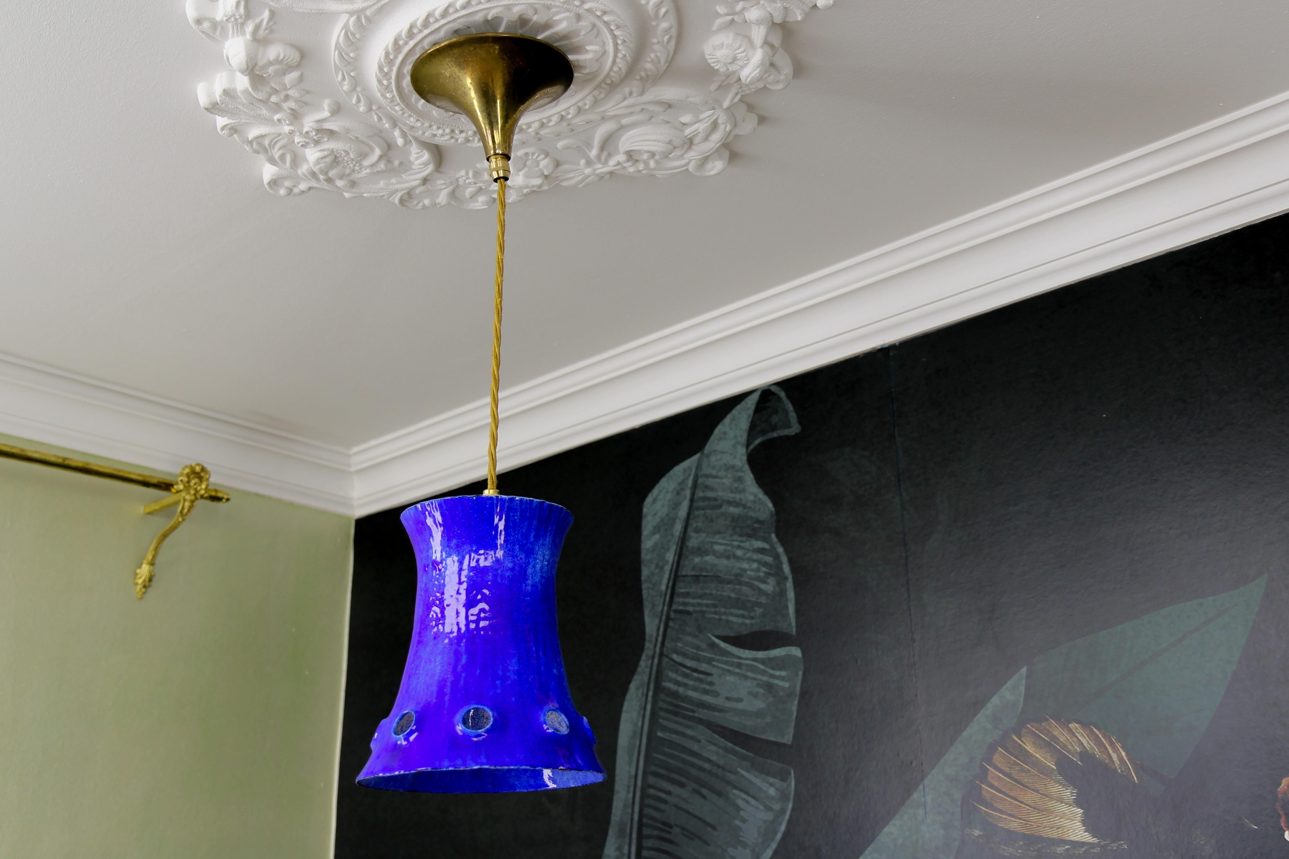 Laiton Lampe à suspension moderne du milieu du siècle dernier, en fer émaillé bleu en vente