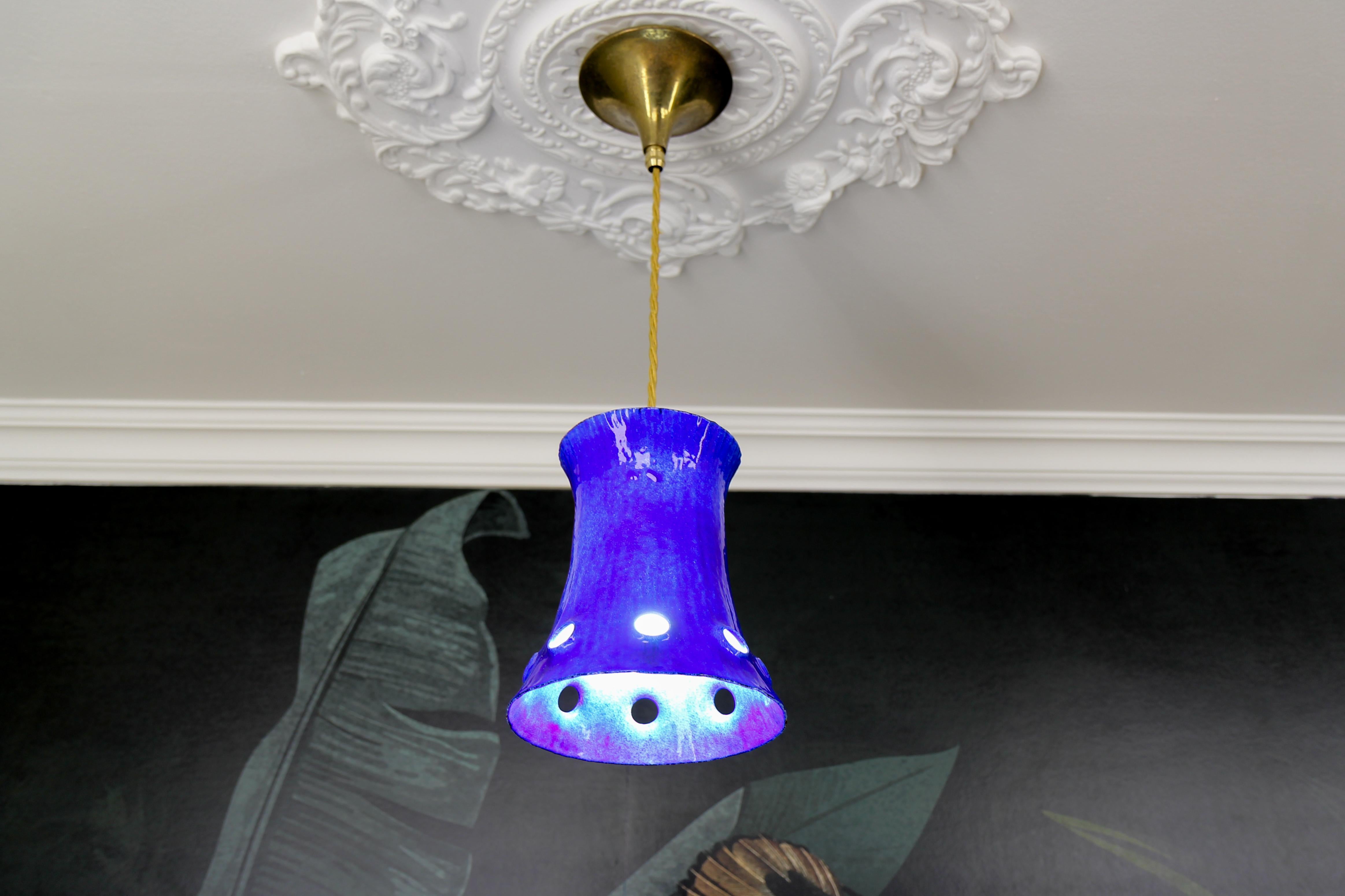 Lampe à suspension moderne du milieu du siècle dernier, en fer émaillé bleu en vente 1