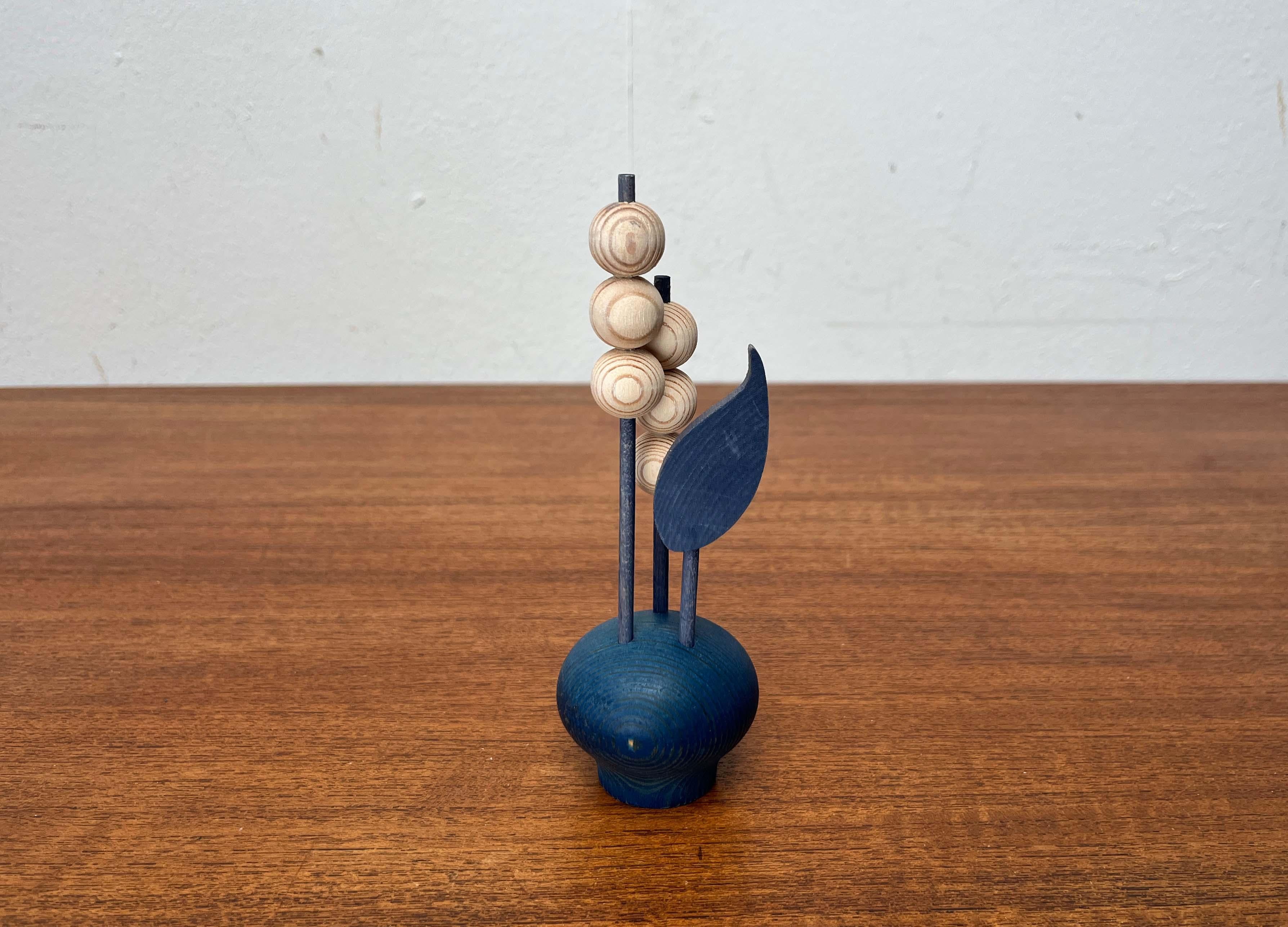 Finlandese Decorazione floreale blu in legno di Aarikka, Finlandia, 1960 in vendita