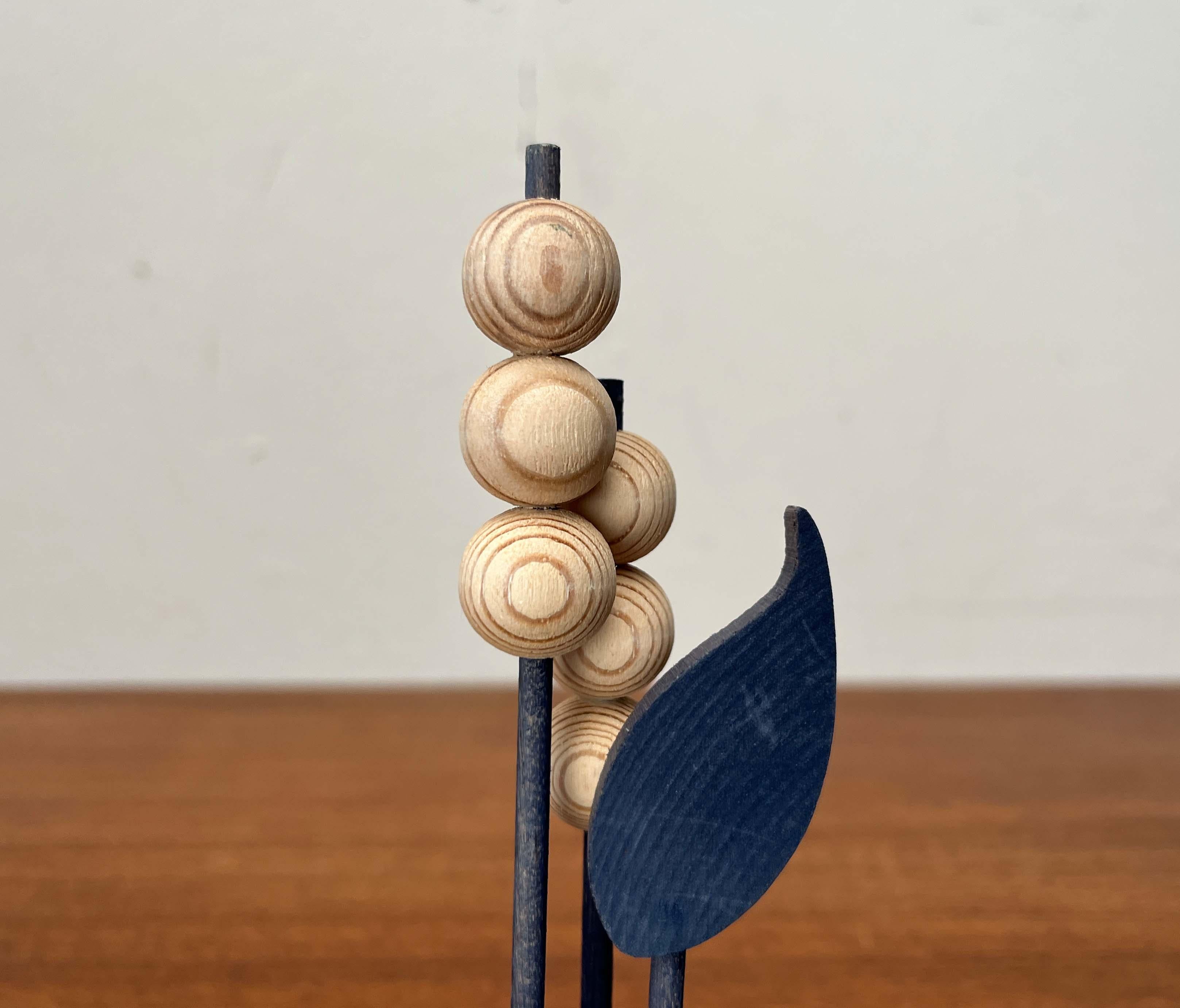 Decorazione floreale blu in legno di Aarikka, Finlandia, 1960 In condizioni buone in vendita a Hamburg, DE