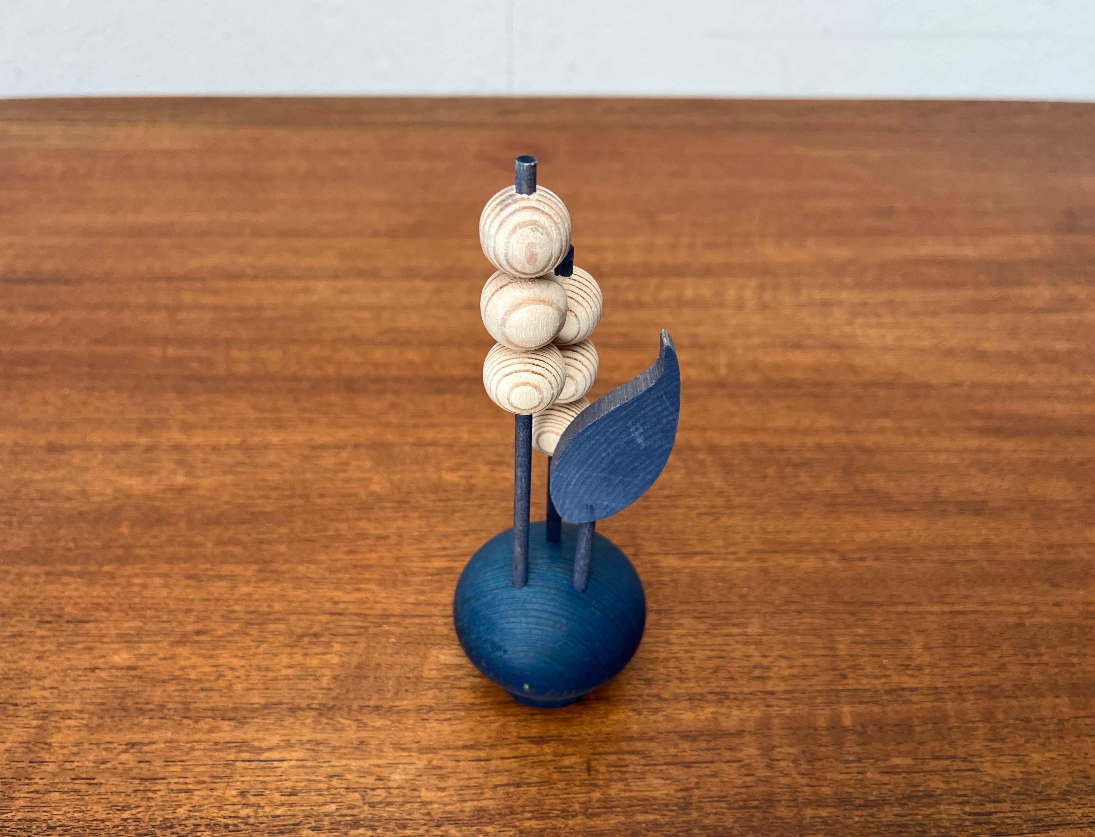 XX secolo Decorazione floreale blu in legno di Aarikka, Finlandia, 1960 in vendita