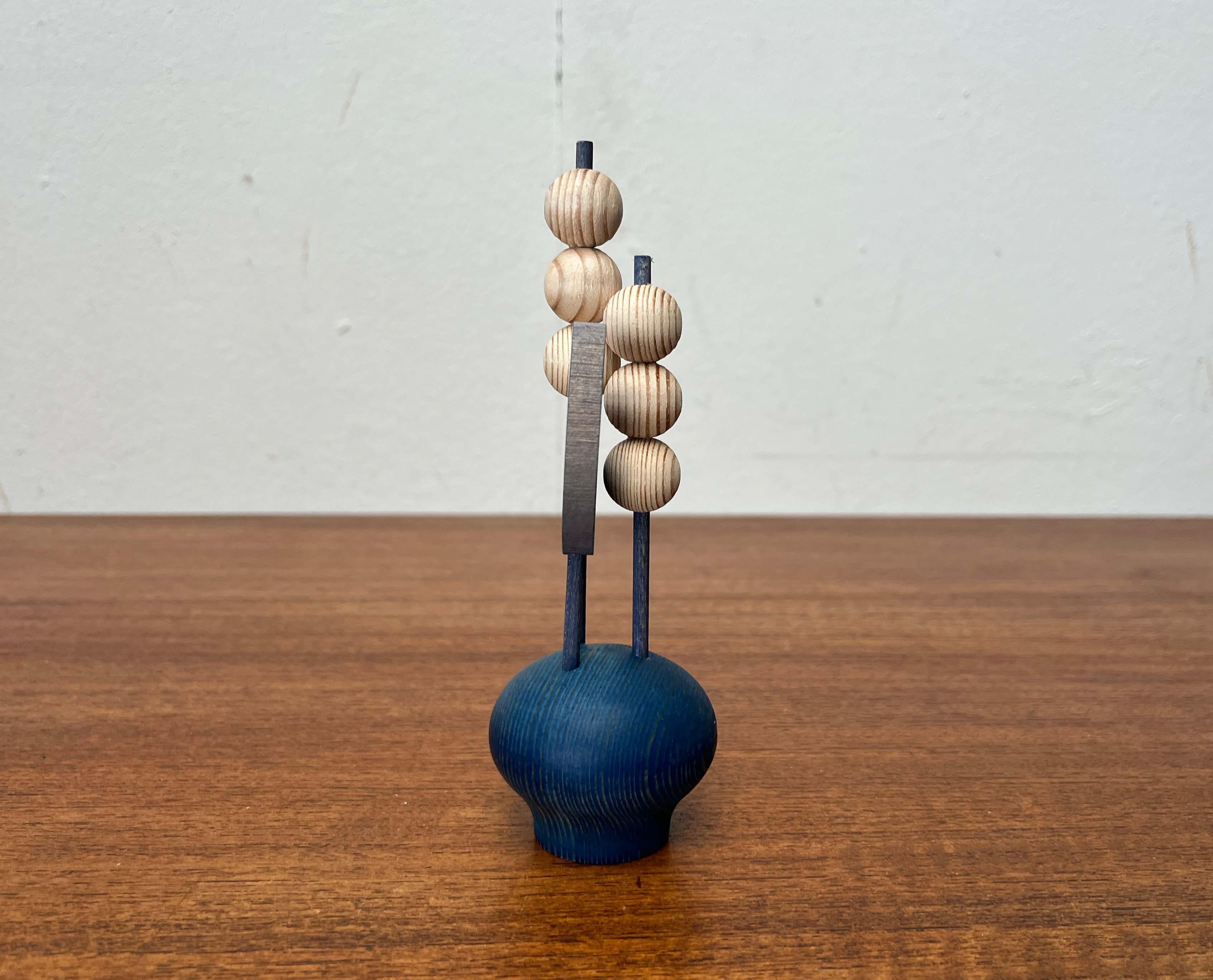 Legno Decorazione floreale blu in legno di Aarikka, Finlandia, 1960 in vendita