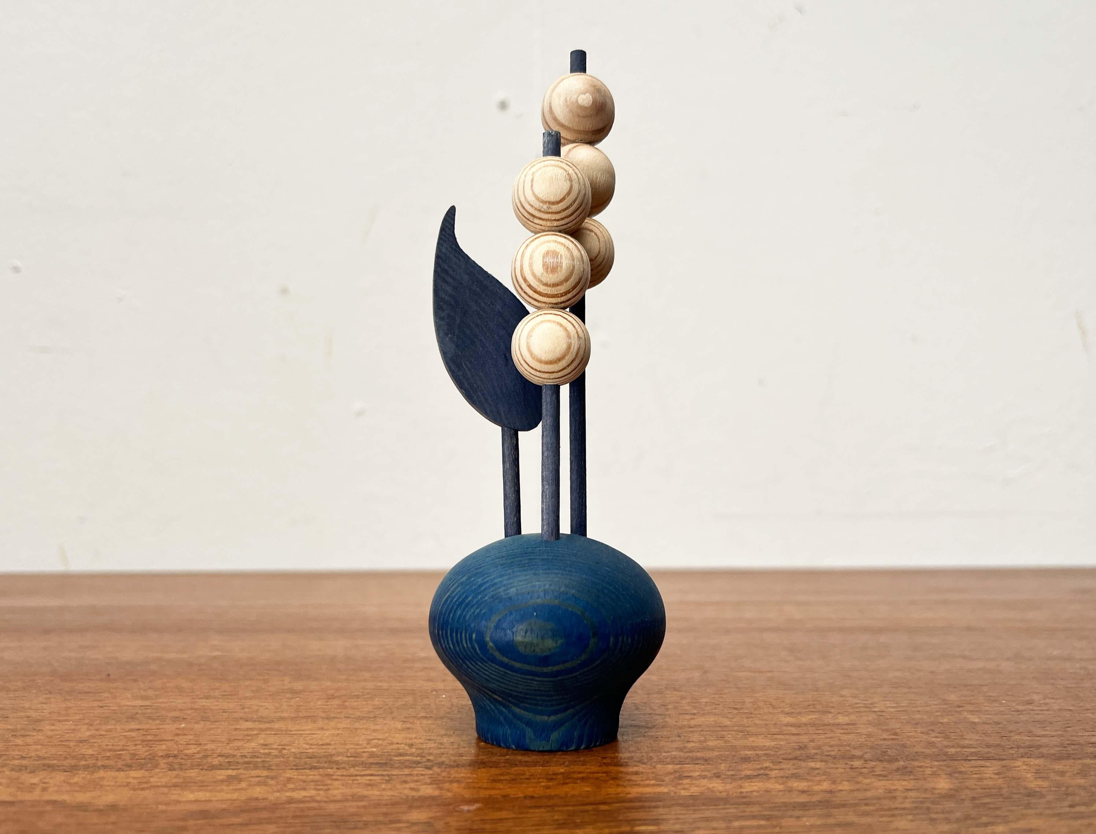 Decorazione floreale blu in legno di Aarikka, Finlandia, 1960 in vendita 2