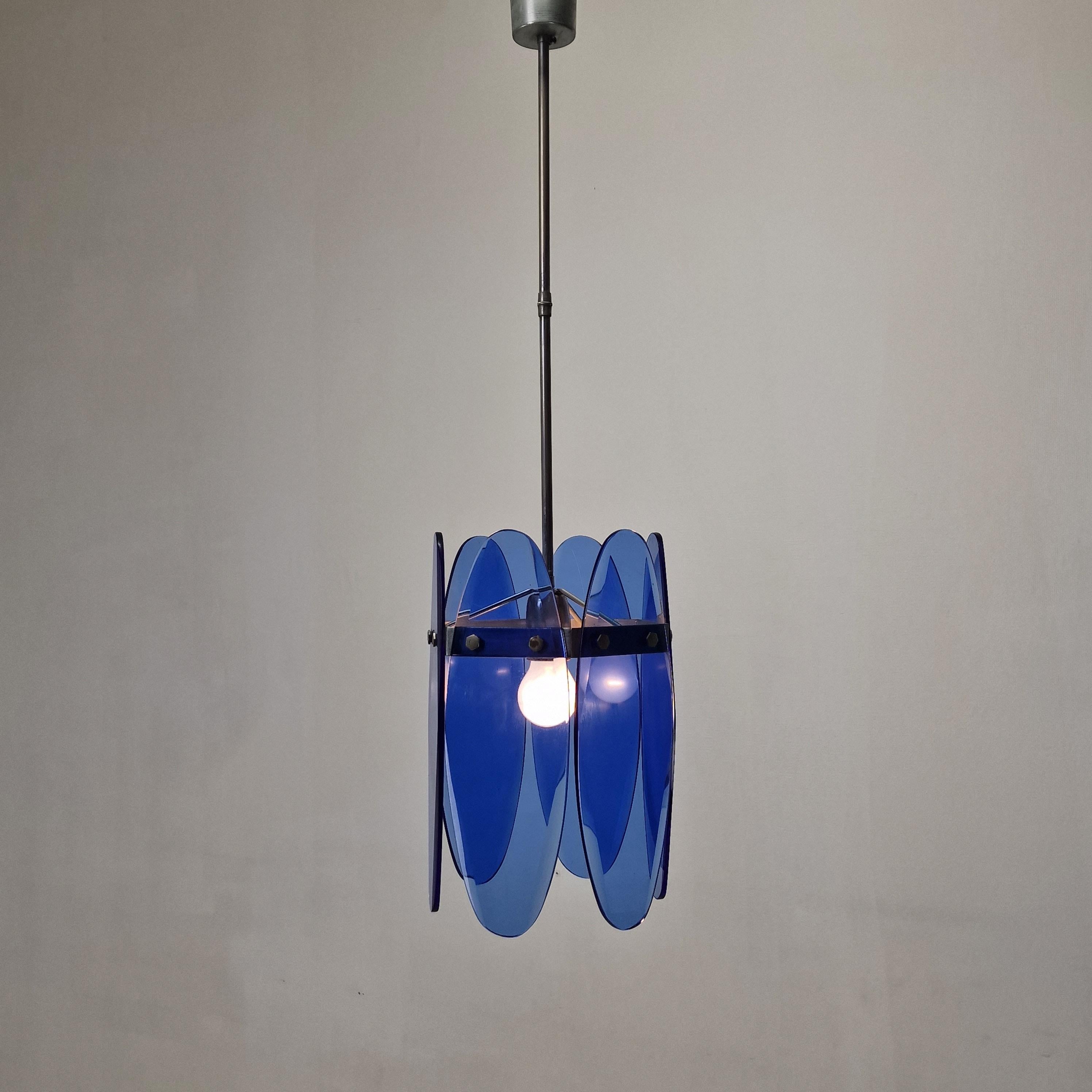 Exceptional glass pendant, fabricated by VECA Italy in the 70's.

Six beautiful facet cut glass panels in stunning blue.

The glass is in very good condition, no damages or cracks.

Size:
Diameter 21 cm (8.27