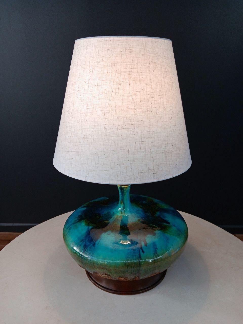 Blau glasierte Keramik-Tischlampe, Mid-Century Modern (Moderne der Mitte des Jahrhunderts) im Angebot