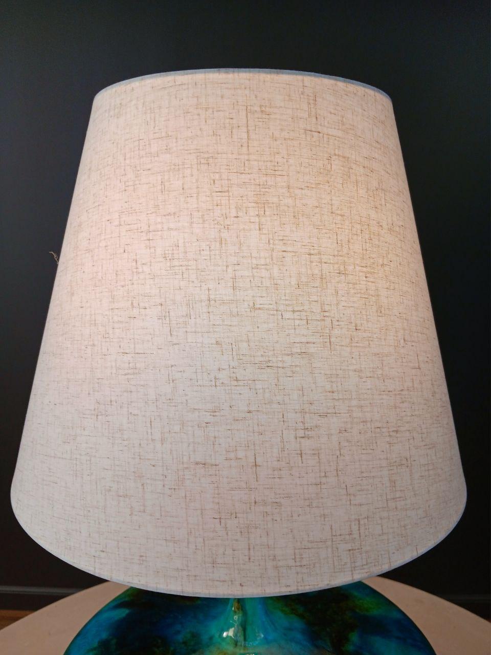 Lampe de table en céramique émaillée bleue The Moderns Bon état - En vente à Los Angeles, CA
