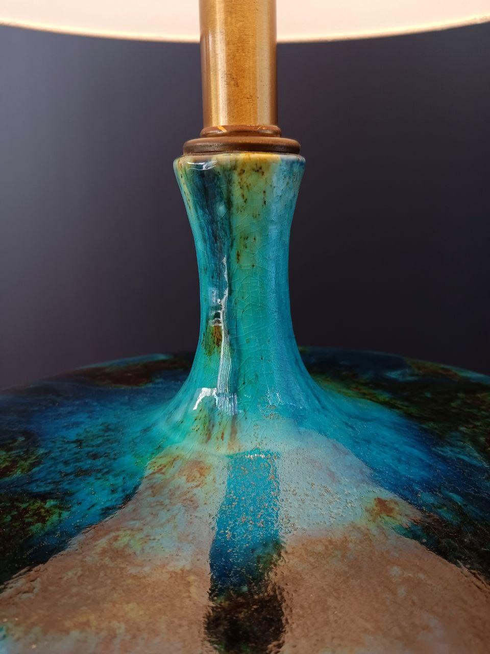 Blau glasierte Keramik-Tischlampe, Mid-Century Modern im Angebot 2
