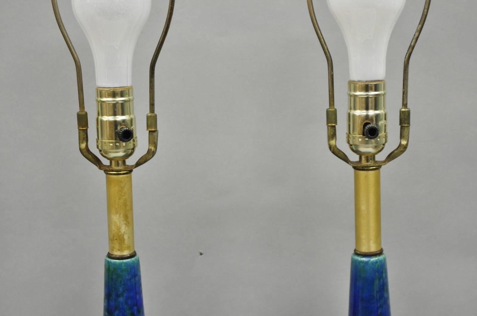 20ième siècle Paire de lampes de table en céramique émaillée bleue et verte 