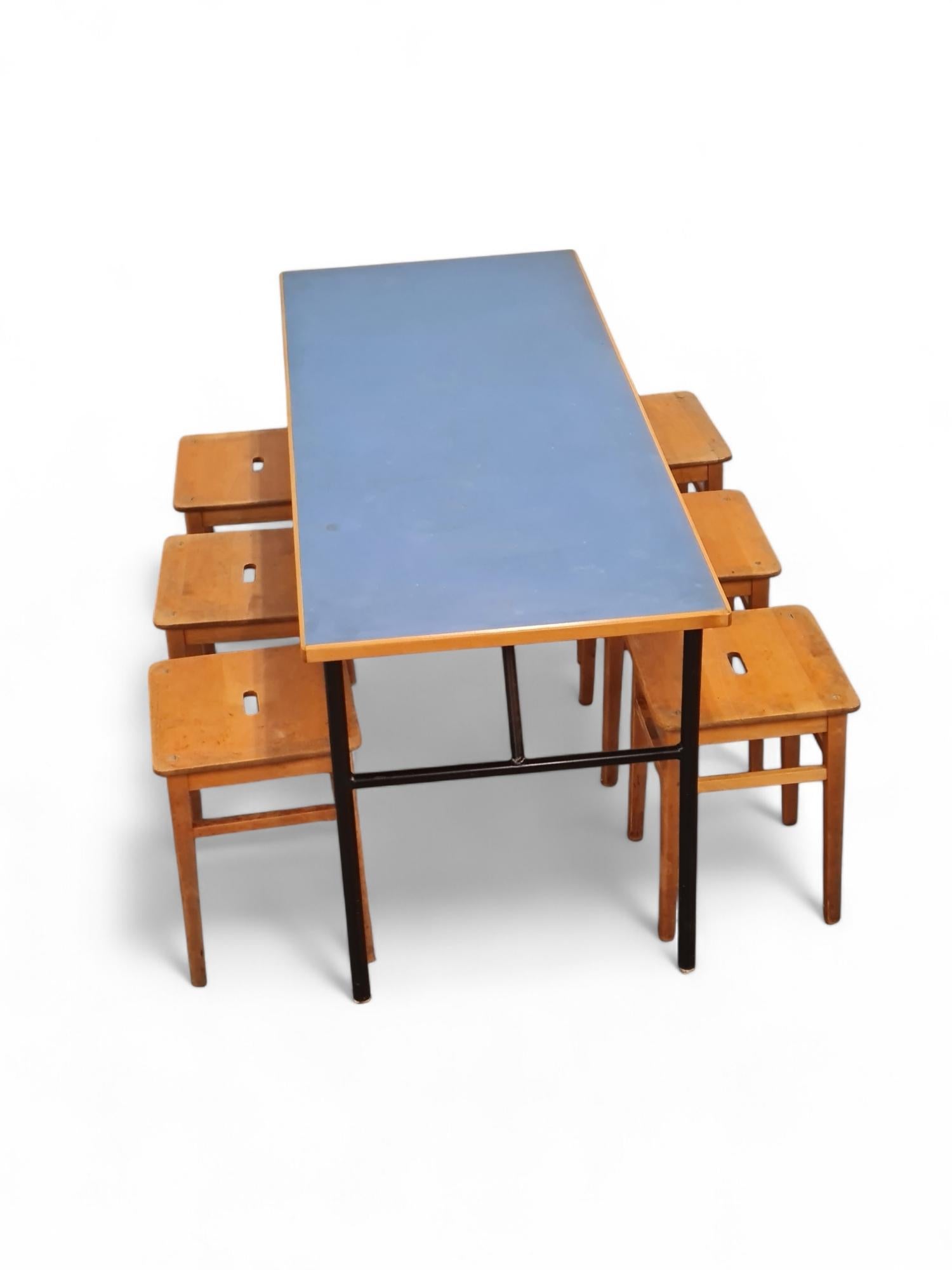 Table en linolium bleu et métal noir et six tabourets gigognes en bois The Moderns en vente 3