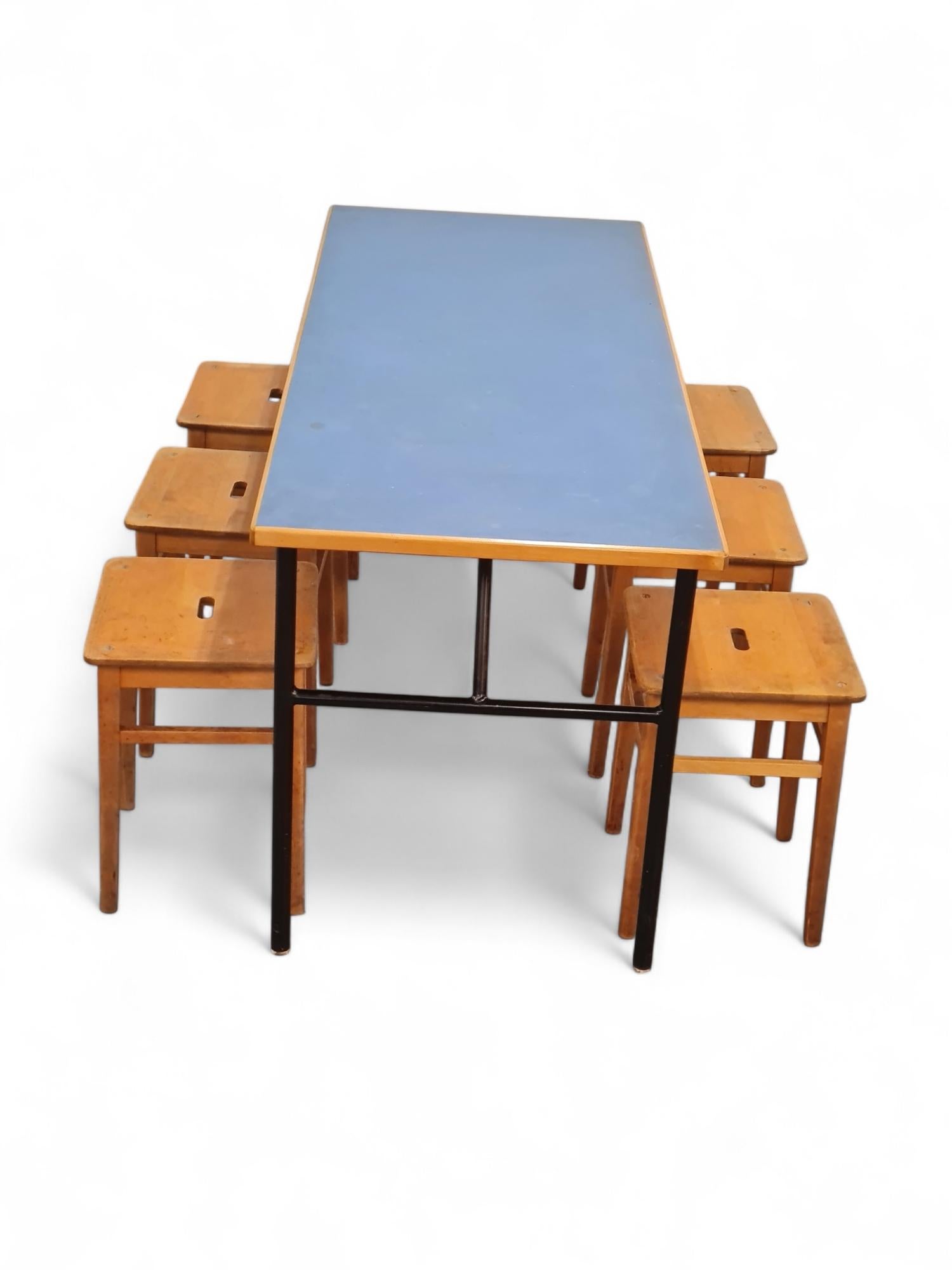 Table en linolium bleu et métal noir et six tabourets gigognes en bois The Moderns en vente 4