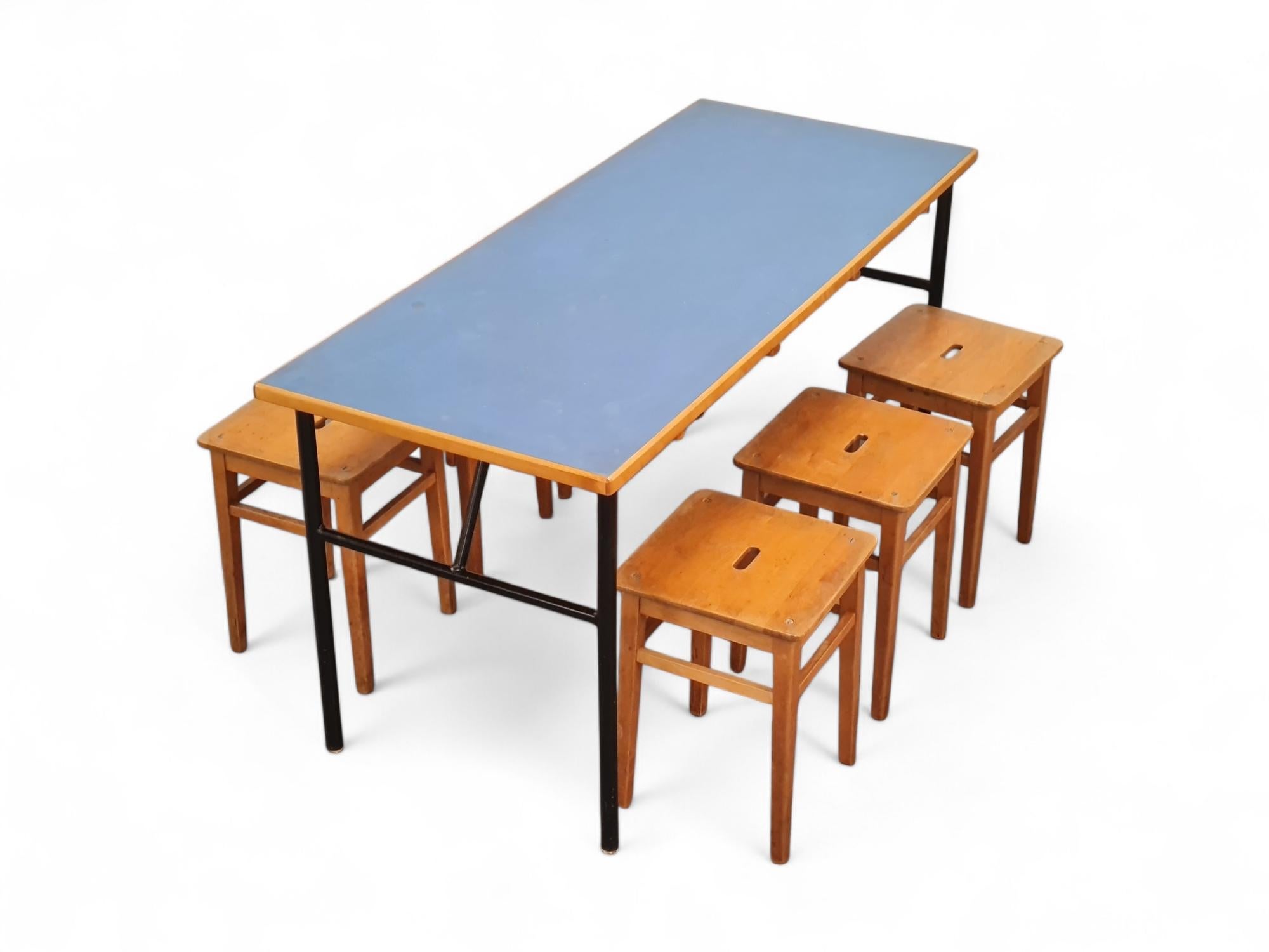 Table en linolium bleu et métal noir et six tabourets gigognes en bois The Moderns en vente 5