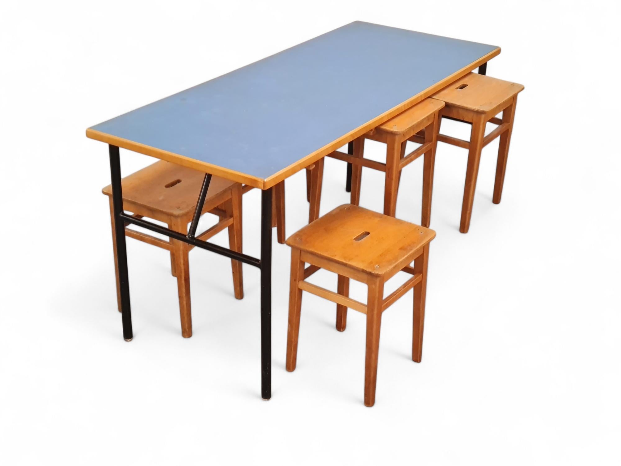 Table en linolium bleu et métal noir et six tabourets gigognes en bois The Moderns en vente 6