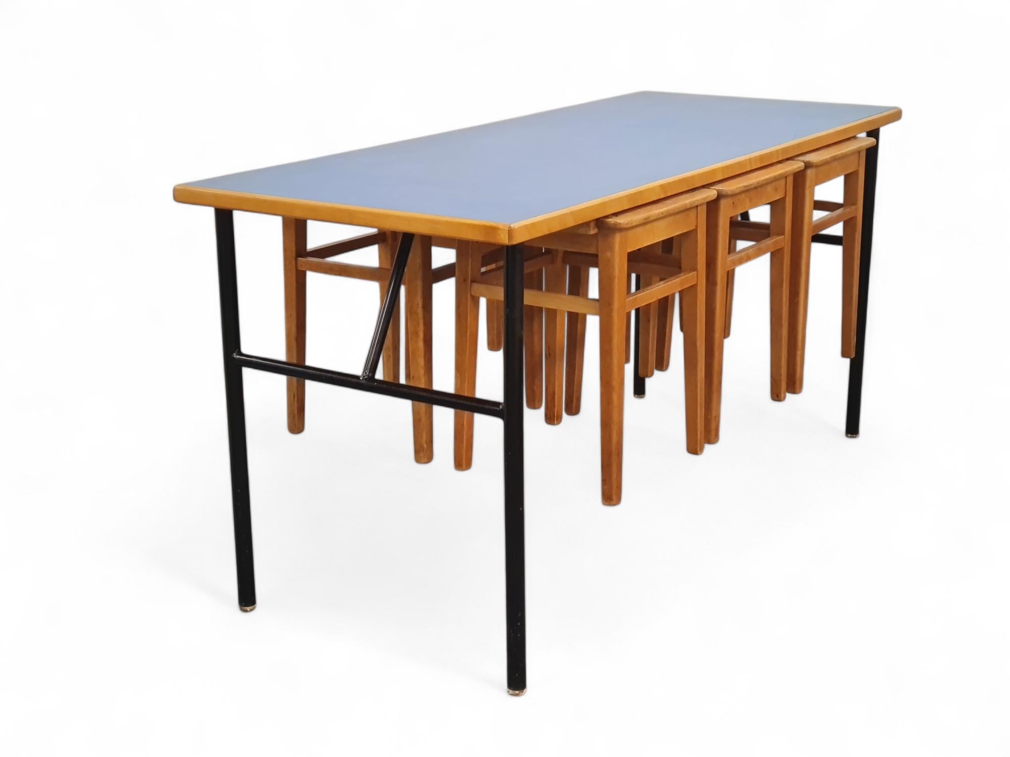 Table en linolium bleu et métal noir et six tabourets gigognes en bois The Moderns en vente 7