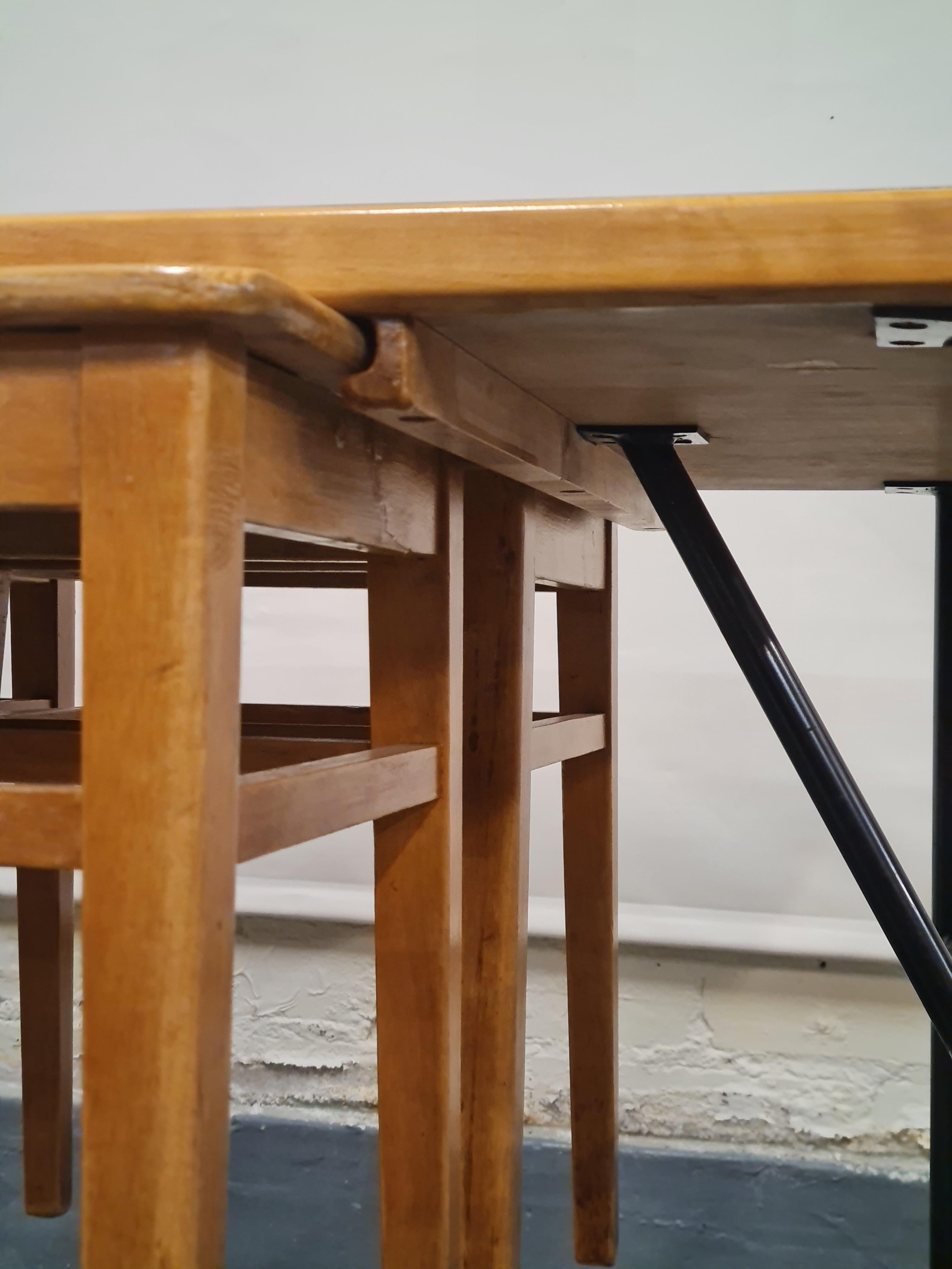 Table en linolium bleu et métal noir et six tabourets gigognes en bois The Moderns en vente 10