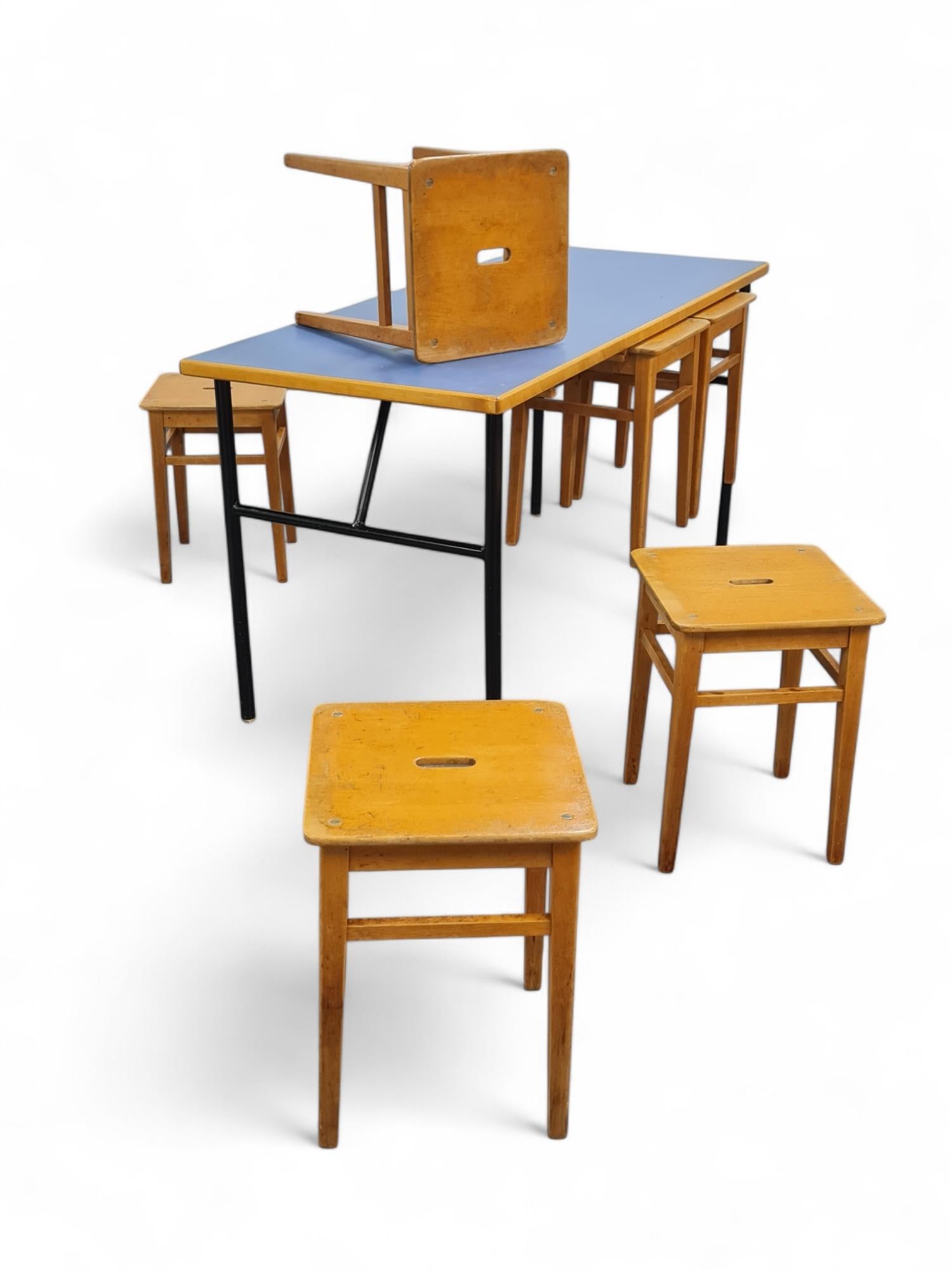 Mid-Century Modern Table en linolium bleu et métal noir et six tabourets gigognes en bois The Moderns en vente