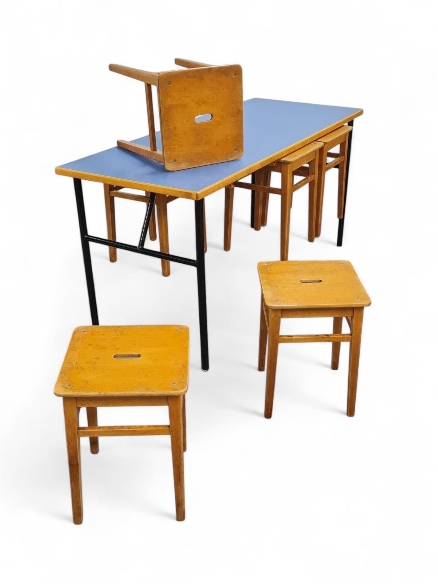 Finlandais Table en linolium bleu et métal noir et six tabourets gigognes en bois The Moderns en vente