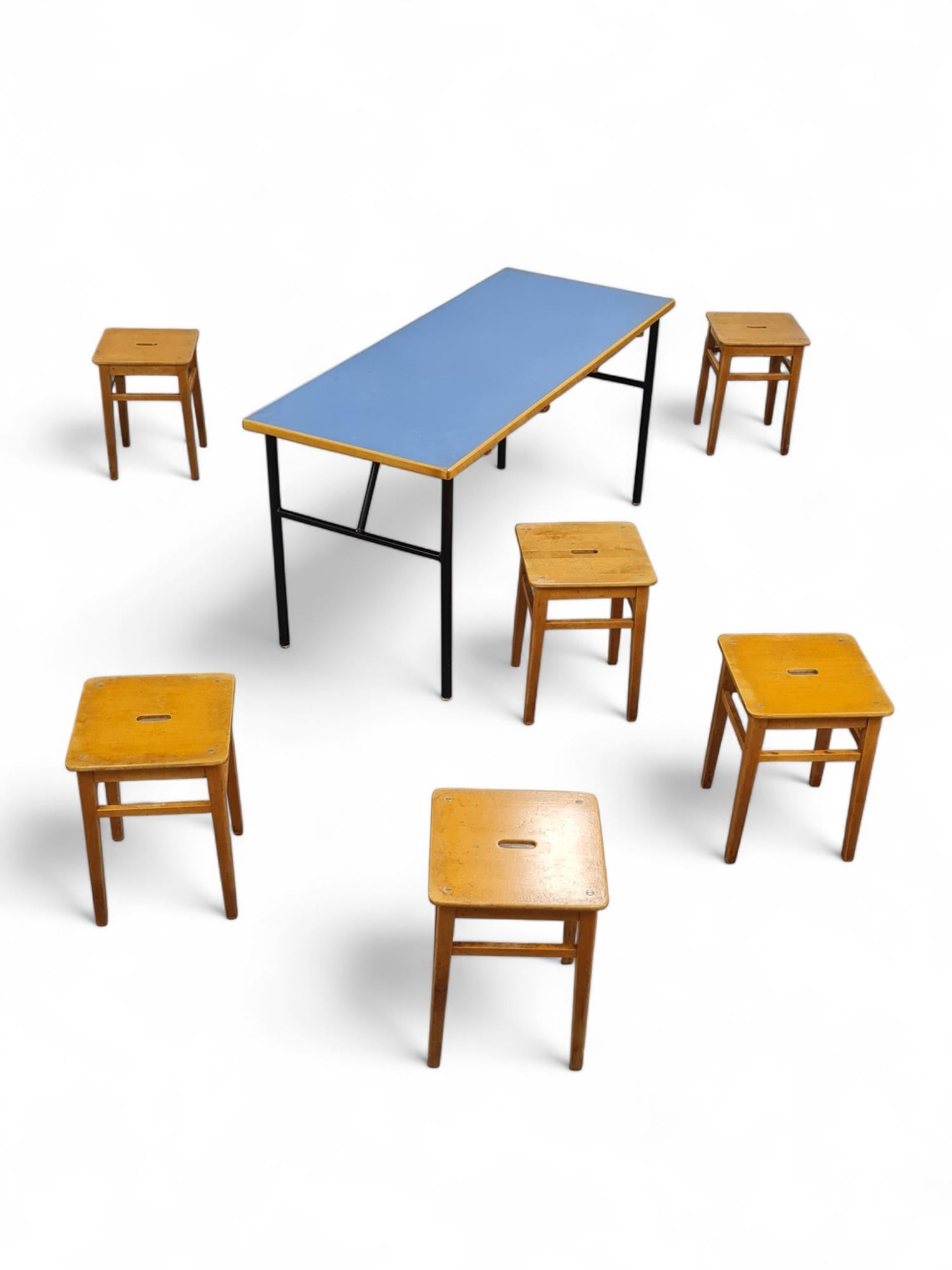 Table en linolium bleu et métal noir et six tabourets gigognes en bois The Moderns Bon état - En vente à Helsinki, FI