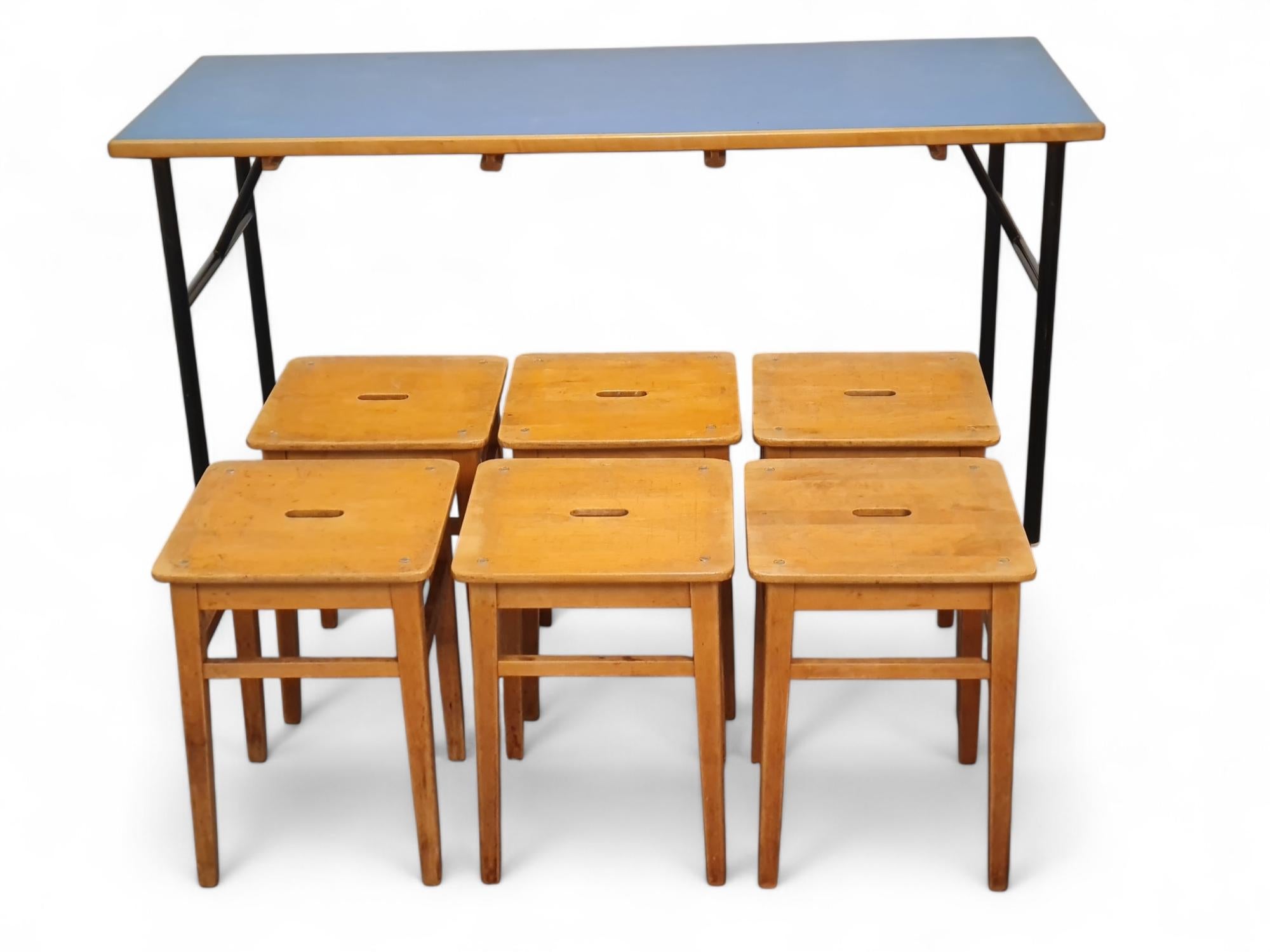 Milieu du XXe siècle Table en linolium bleu et métal noir et six tabourets gigognes en bois The Moderns en vente