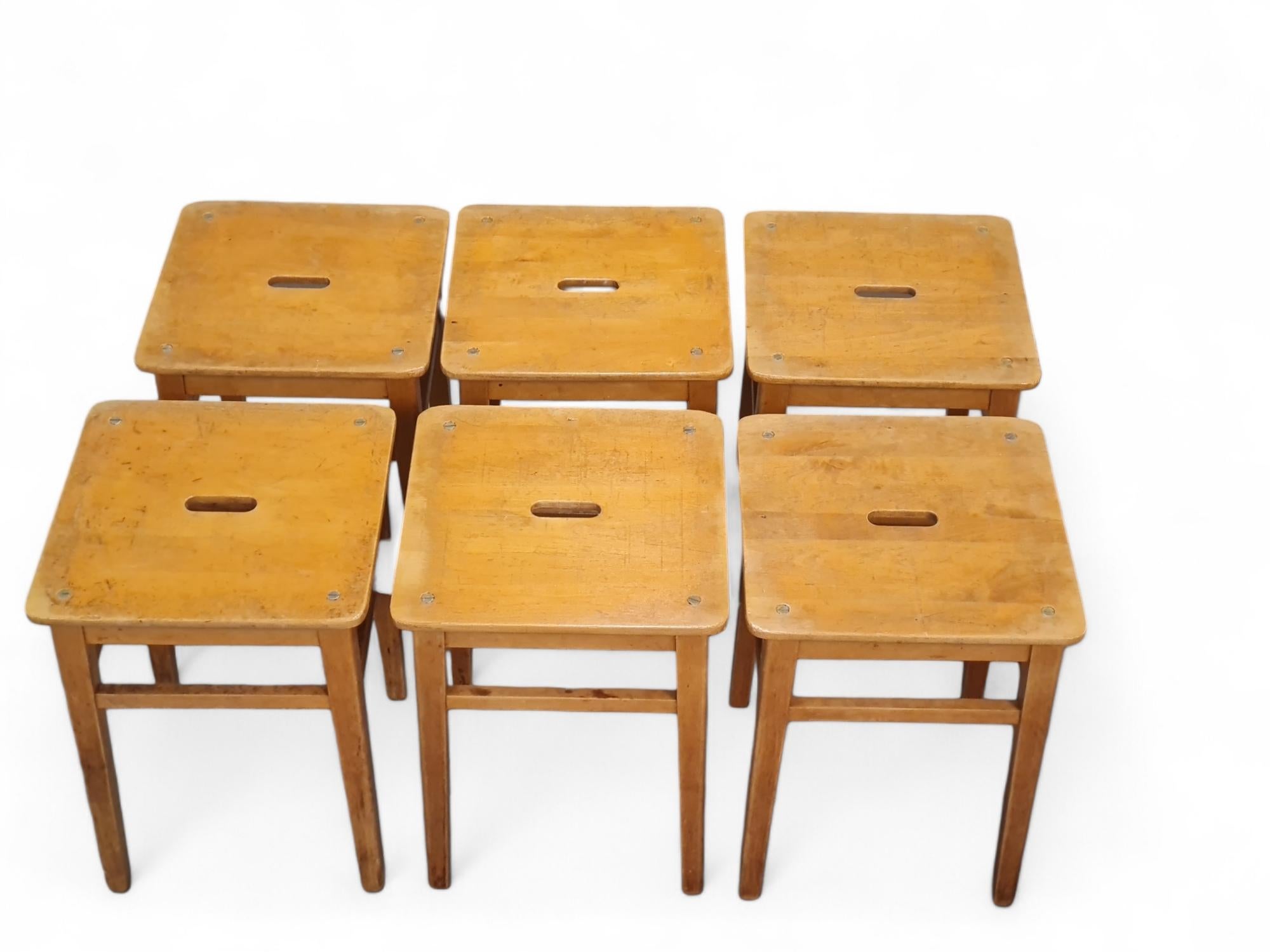 Métal Table en linolium bleu et métal noir et six tabourets gigognes en bois The Moderns en vente