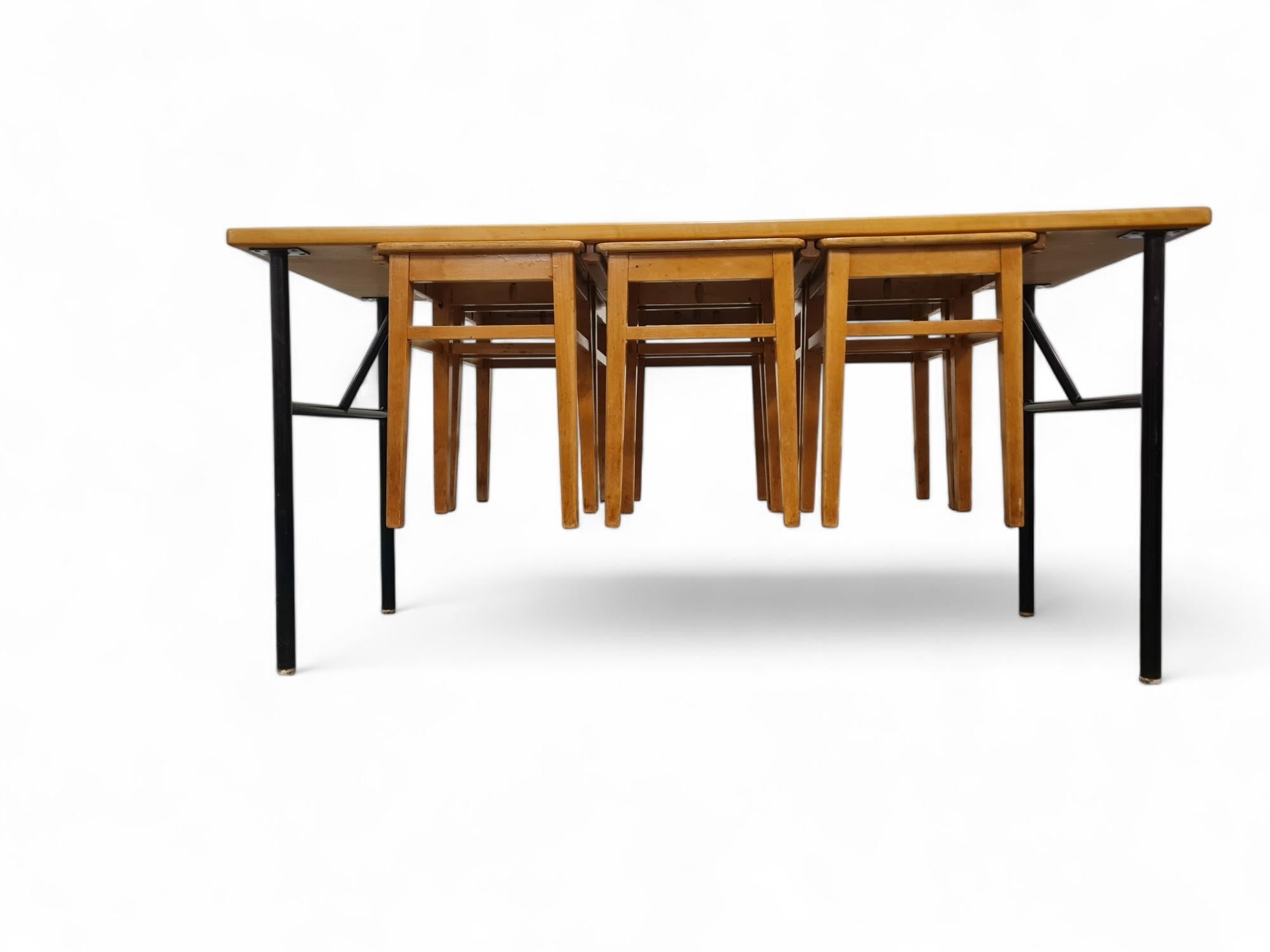 Table en linolium bleu et métal noir et six tabourets gigognes en bois The Moderns en vente 1