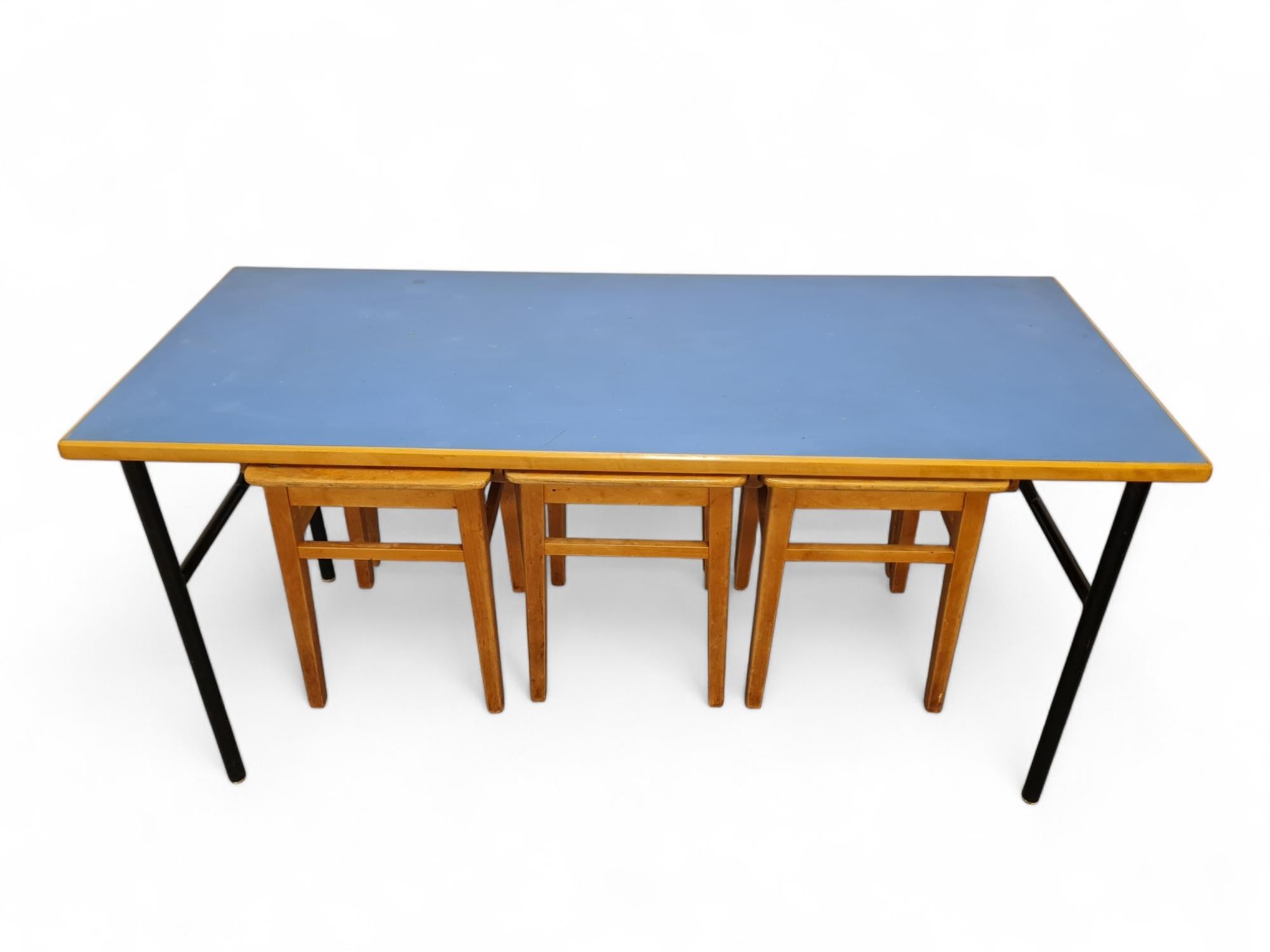 Table en linolium bleu et métal noir et six tabourets gigognes en bois The Moderns en vente 2