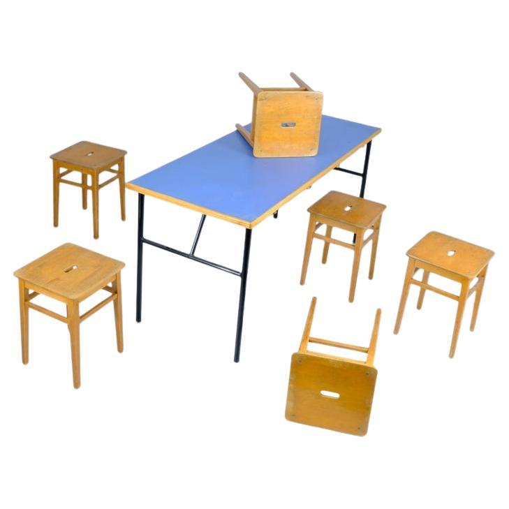 Table en linolium bleu et métal noir et six tabourets gigognes en bois The Moderns en vente