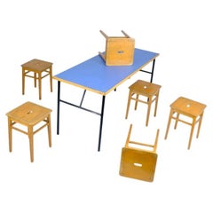 Mid-Century Modern Blaues Linolium & Schwarzer Metalltisch & Sechs hölzerne Nisthocker