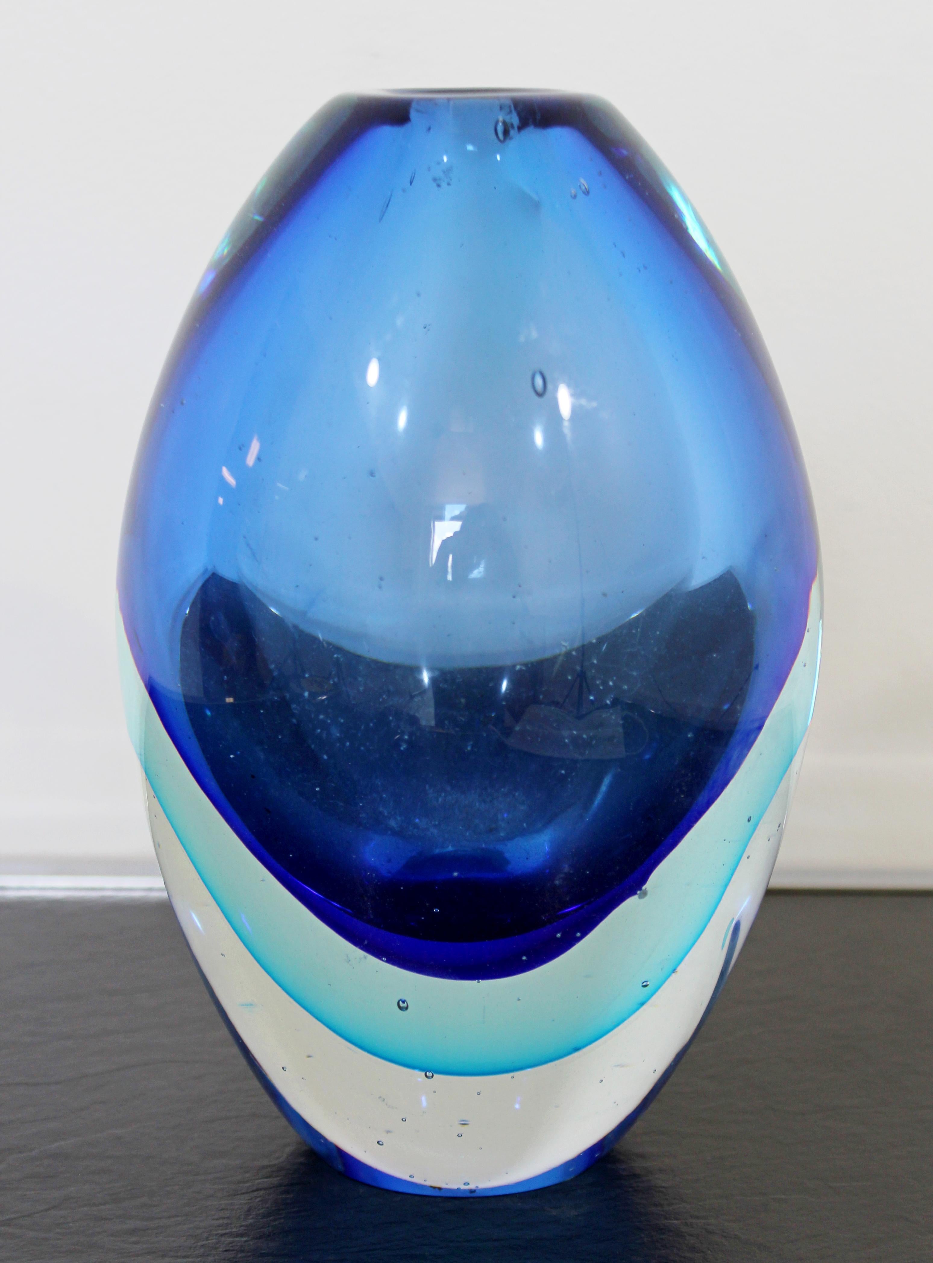 For your consideration is a beautiful, blue Murano Seguso glass vessel vase, made in Italy, circa 1970s. In excellent condition. The dimensions are 5