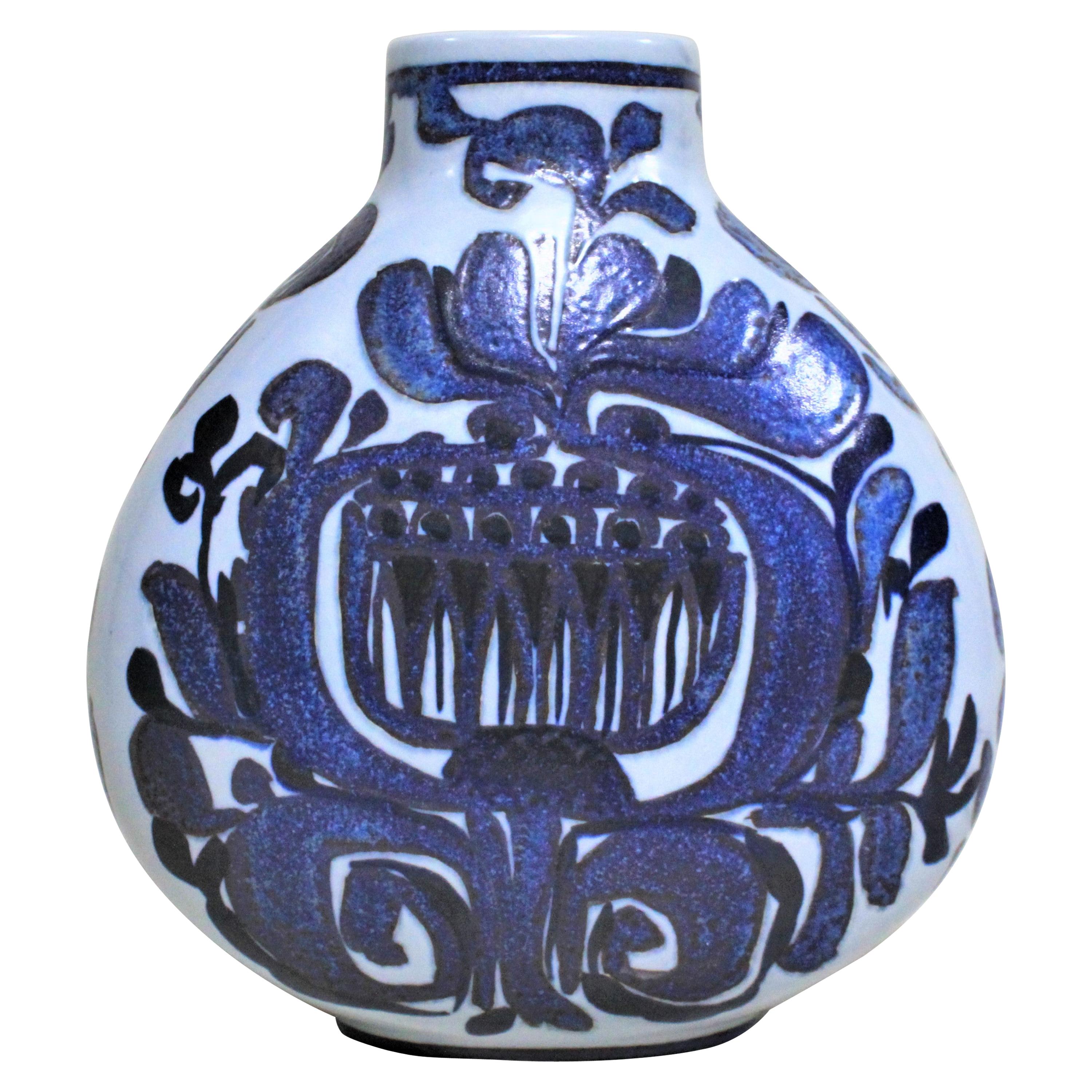 Vase en poterie d'art bleu Royal Copenhagen de style moderne du milieu du siècle dernier