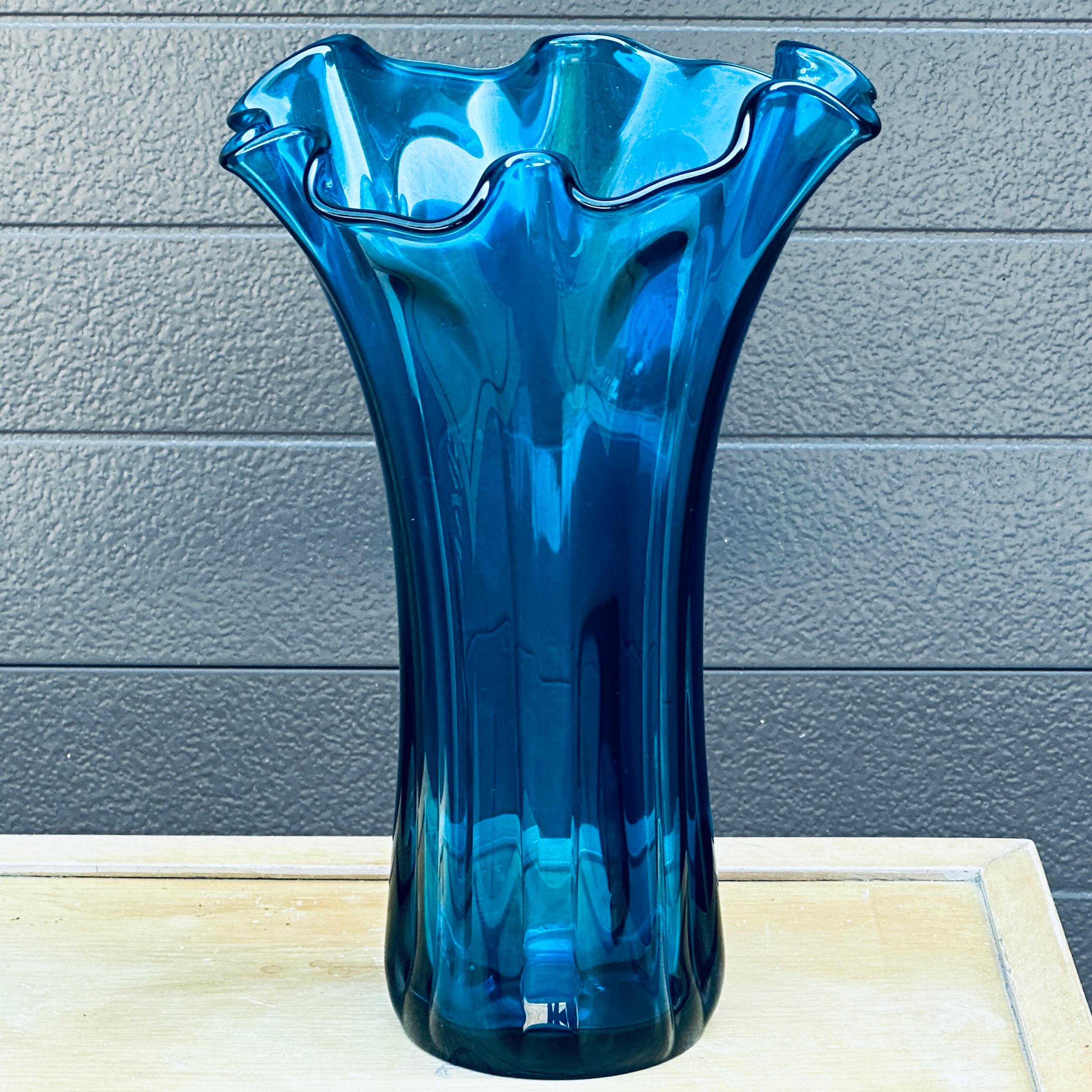 Grand vase vintage en verre soufflé à bord volant bleu. La teinte bleue unie est plus claire que le cobalt. Mesurant environ 14