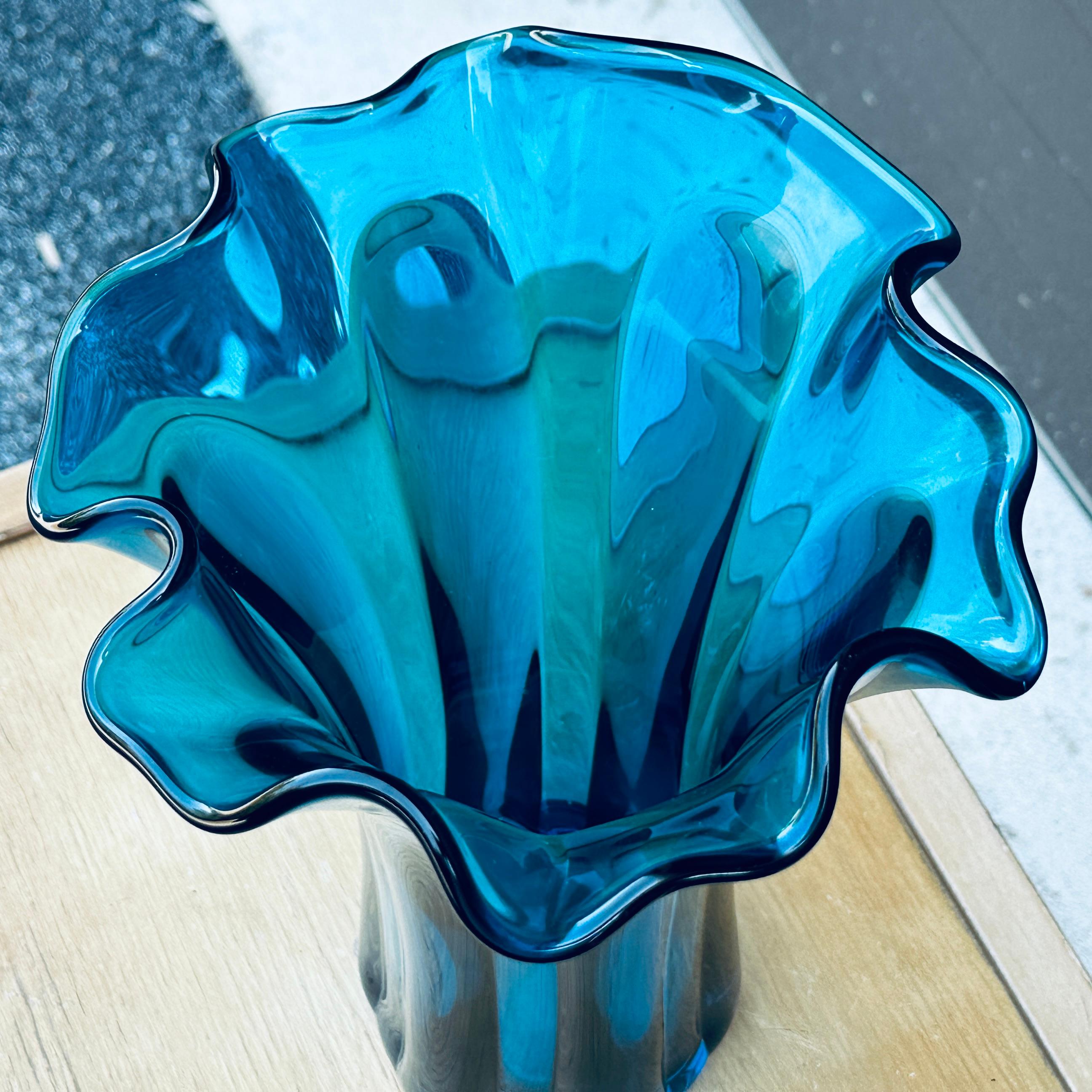 20ième siècle Vase en verre soufflé 