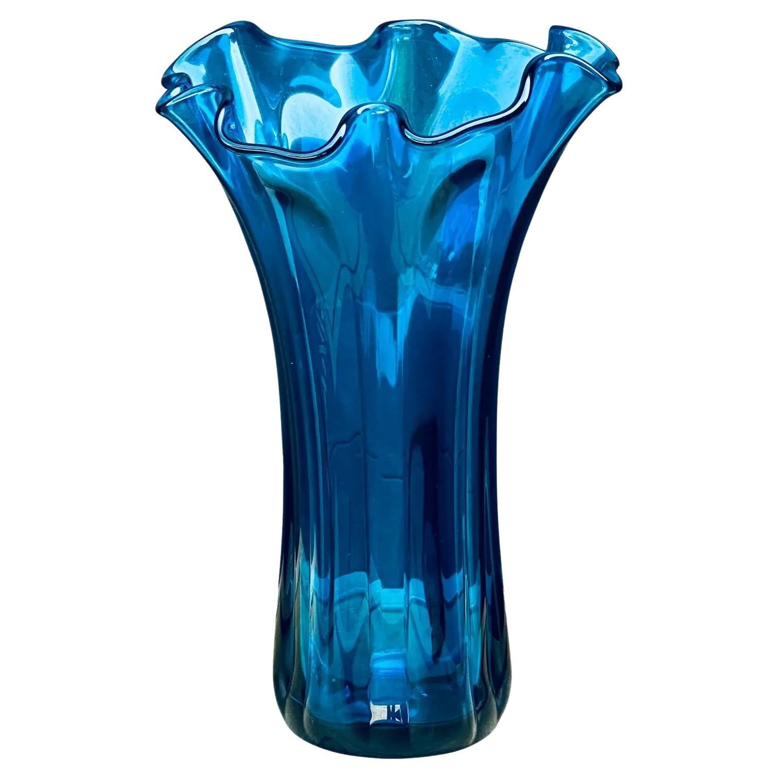 Vase en verre soufflé "The Moderns" bleu à bord volanté 14" de haut en vente