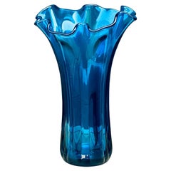 Jarrón de vidrio soplado de 14" de alto, con borde ondulado azul, moderno de mediados de siglo