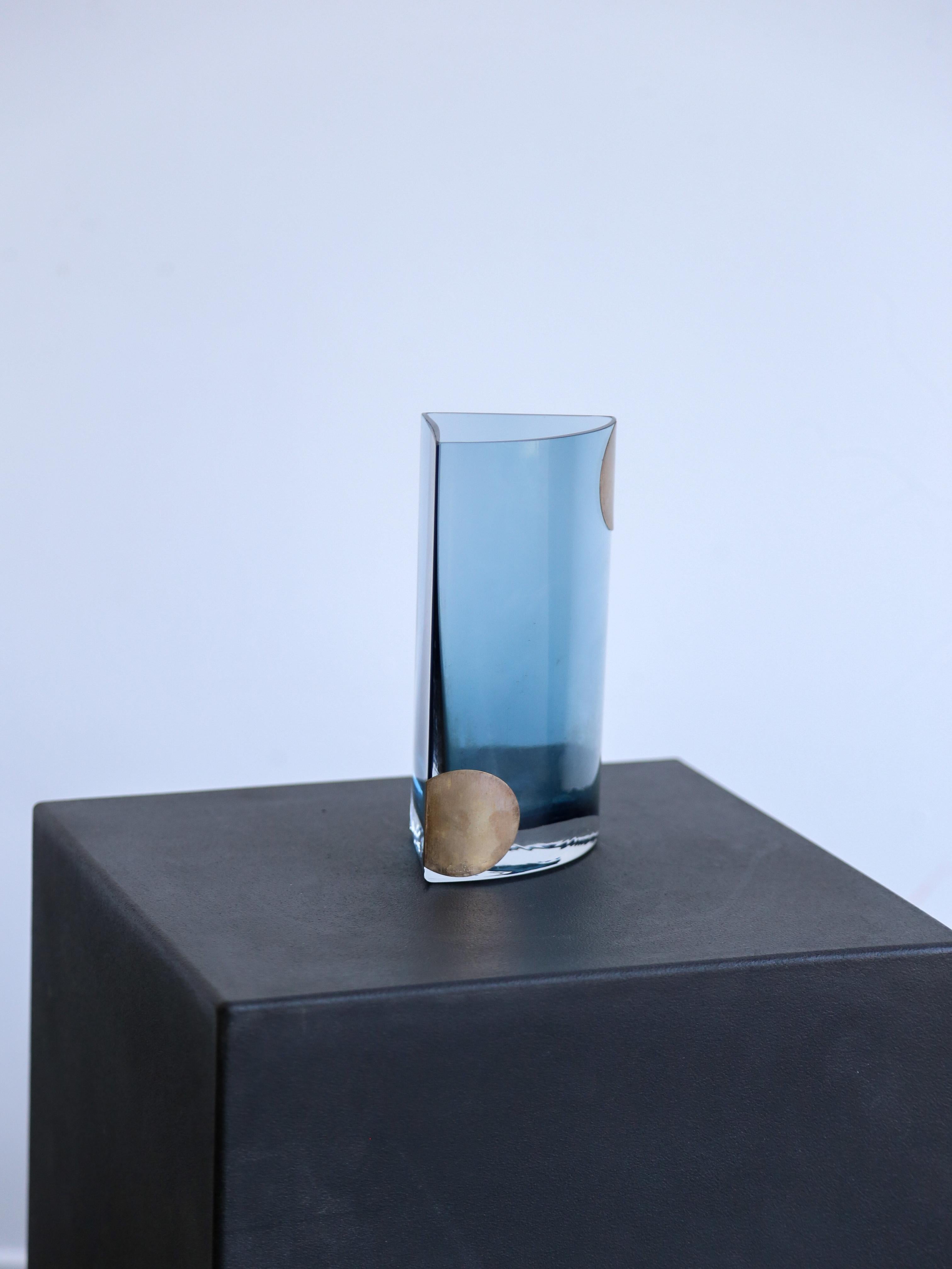 Vaso decorativo realizzato con due materiali principali: vetro e argento. Questo vaso combina la bellezza trasparente o traslucida del vetro con l'eleganza delle piastre d'argento.

La parte in vetro del vaso è un contenitore trasparente o colorato