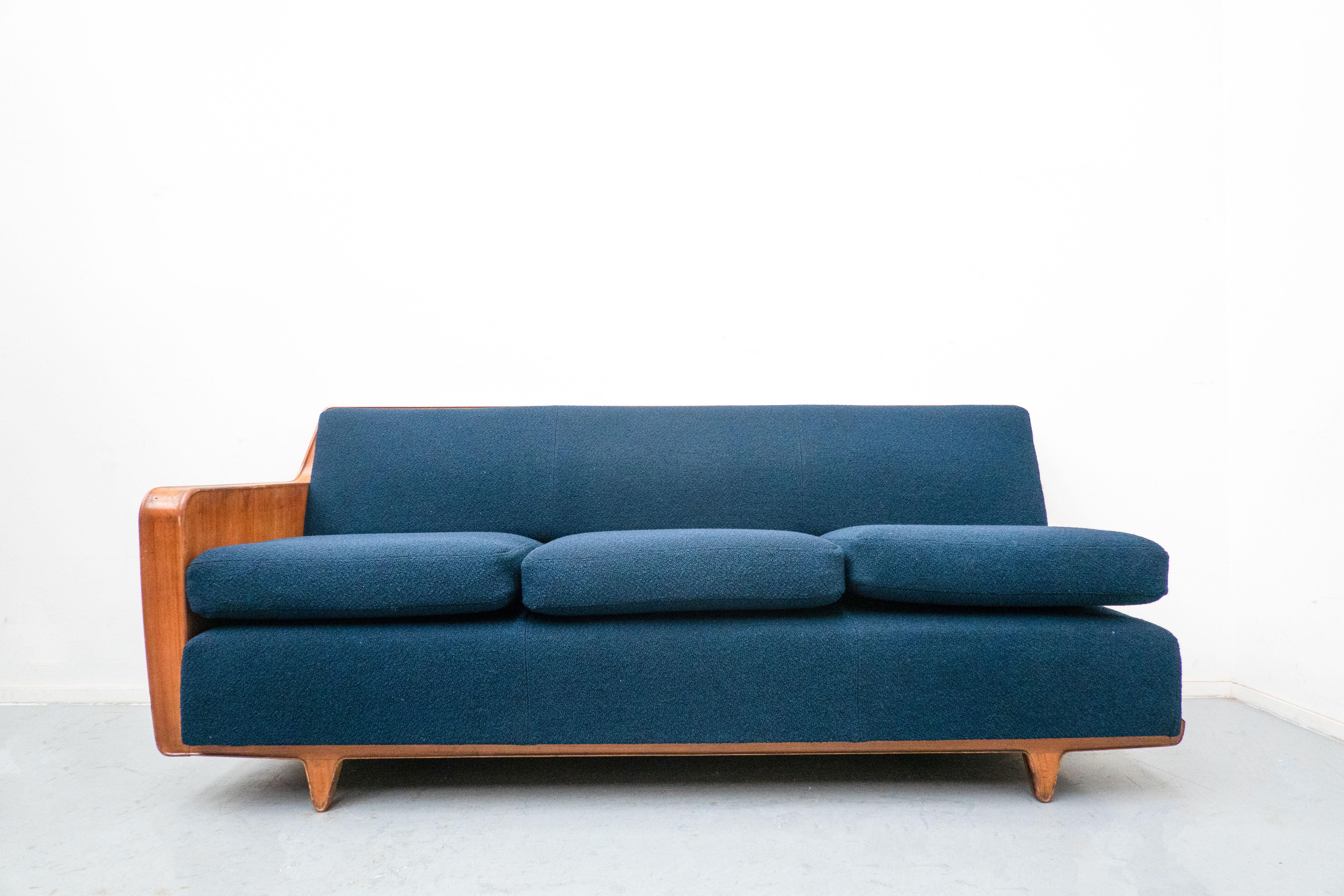Blaues Sofa der Jahrhundertmitte, Melchiorre Bega zugeschrieben, Kirschholz, Italien, 1950er Jahre
Neu gepolstert mit blauem Stoff.
 